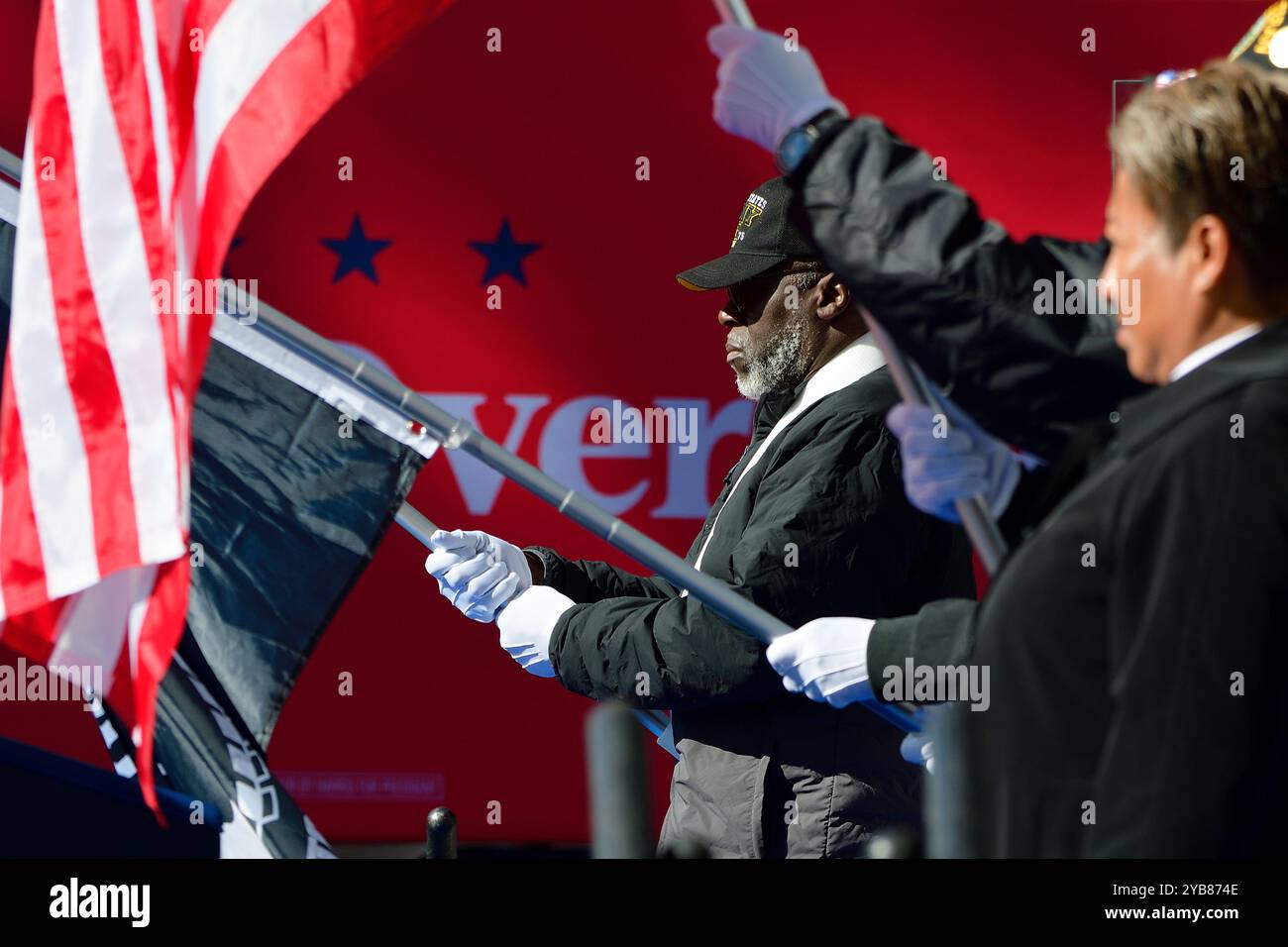 Honor Guard präsentiert die Farben während einer Rallye der Republikaner für Harris am 16. Oktober 2024 in Bucks County, PA, USA Credit: OOgImages/Alamy Live News Stockfoto
