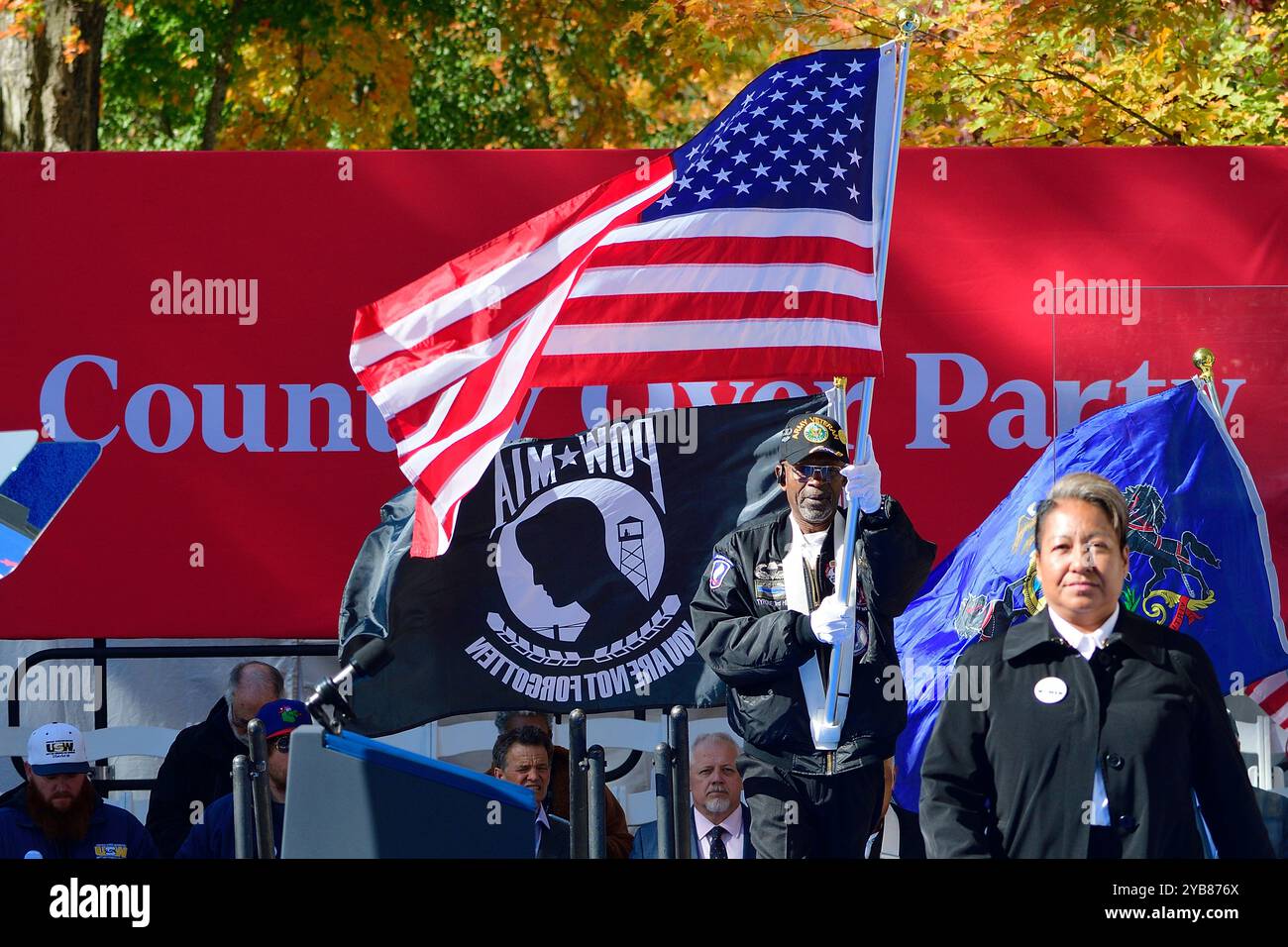 Honor Guard präsentiert die Farben während einer Rallye der Republikaner für Harris am 16. Oktober 2024 in Bucks County, PA, USA Credit: OOgImages/Alamy Live News Stockfoto