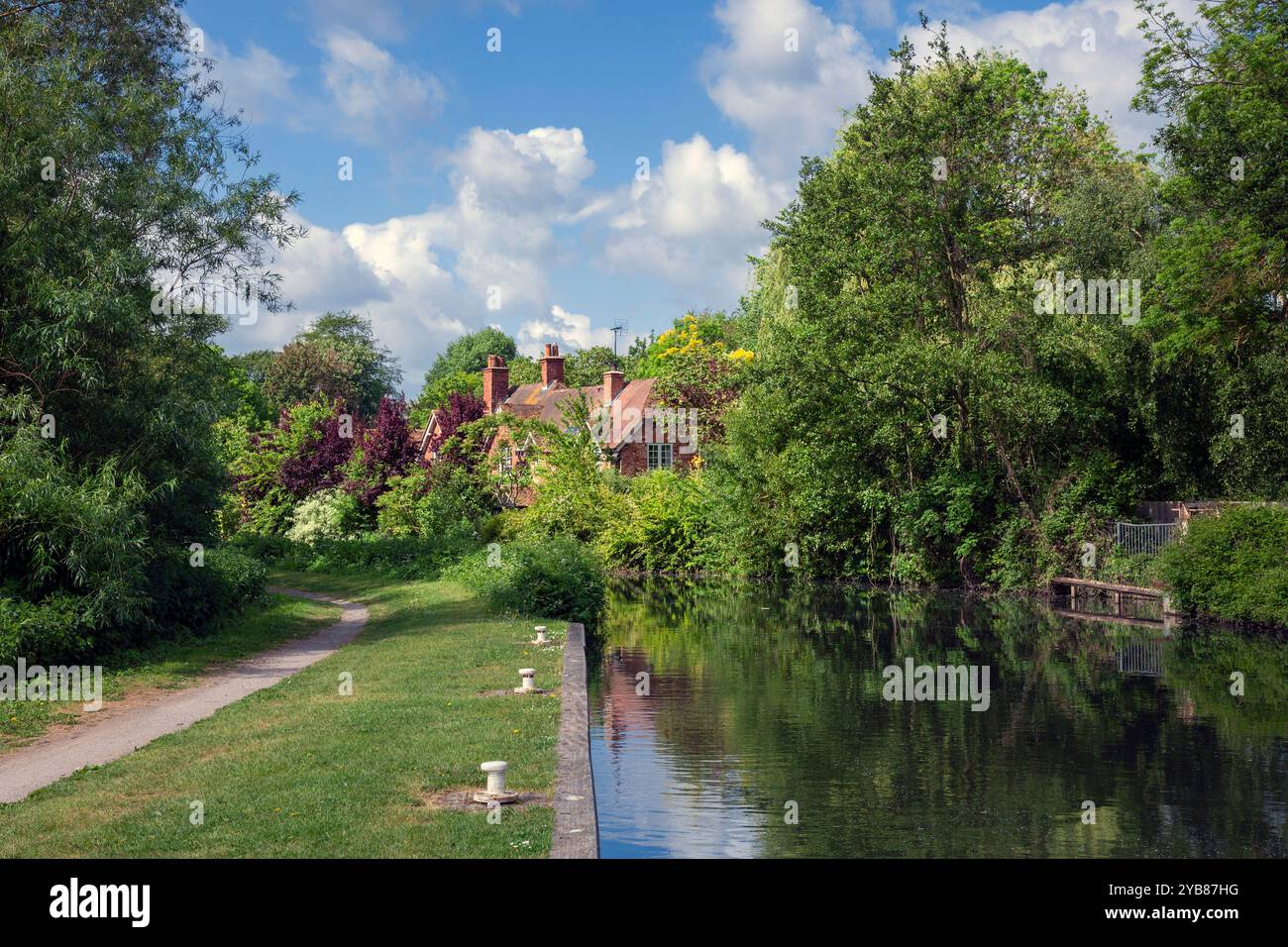 Großbritannien, England, Berkshire, Theale, Kennet und Avon Canal in der Nähe der Hanger Road Stockfoto