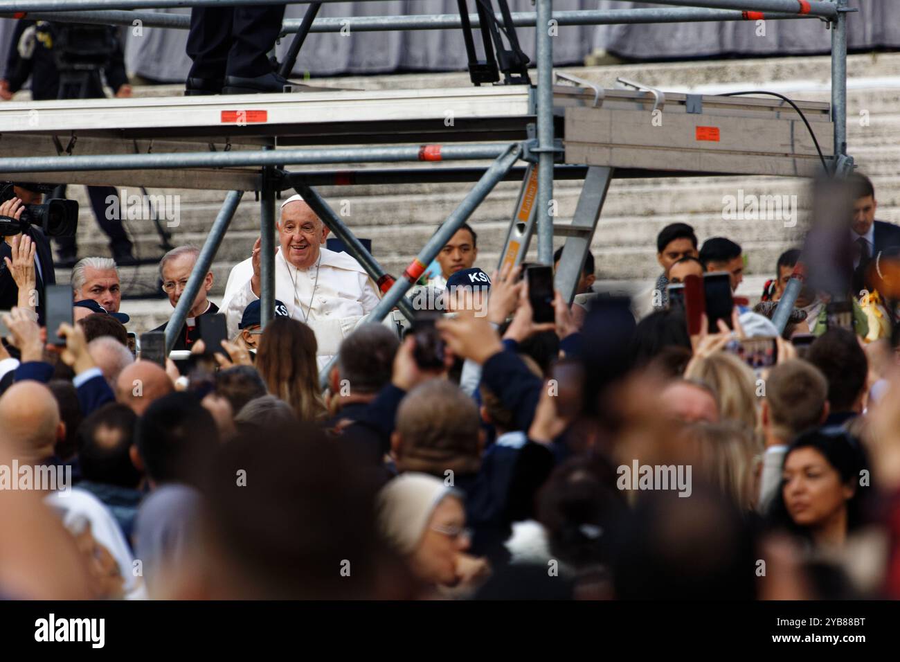 Papst Franziskus Bergoglio feiert die Messe und grüßt die Christen, die zu Tausenden in St. Peter angekommen sind Papst spricht zu den Gläubigen, die wh Stockfoto