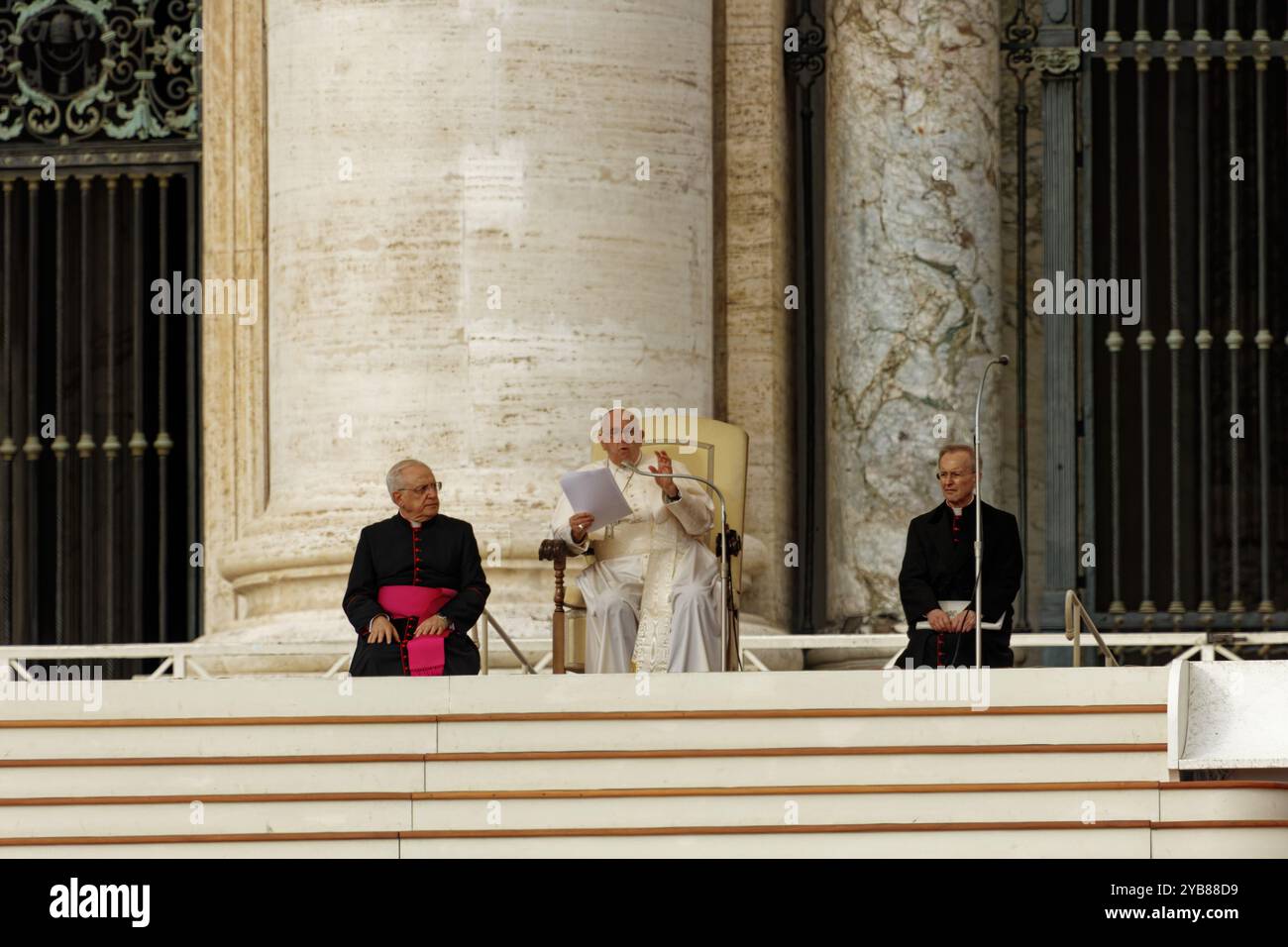 Papst Franziskus Bergoglio feiert die Messe und grüßt die Christen, die zu Tausenden in St. Peter angekommen sind Papst spricht zu den Gläubigen, die wh Stockfoto