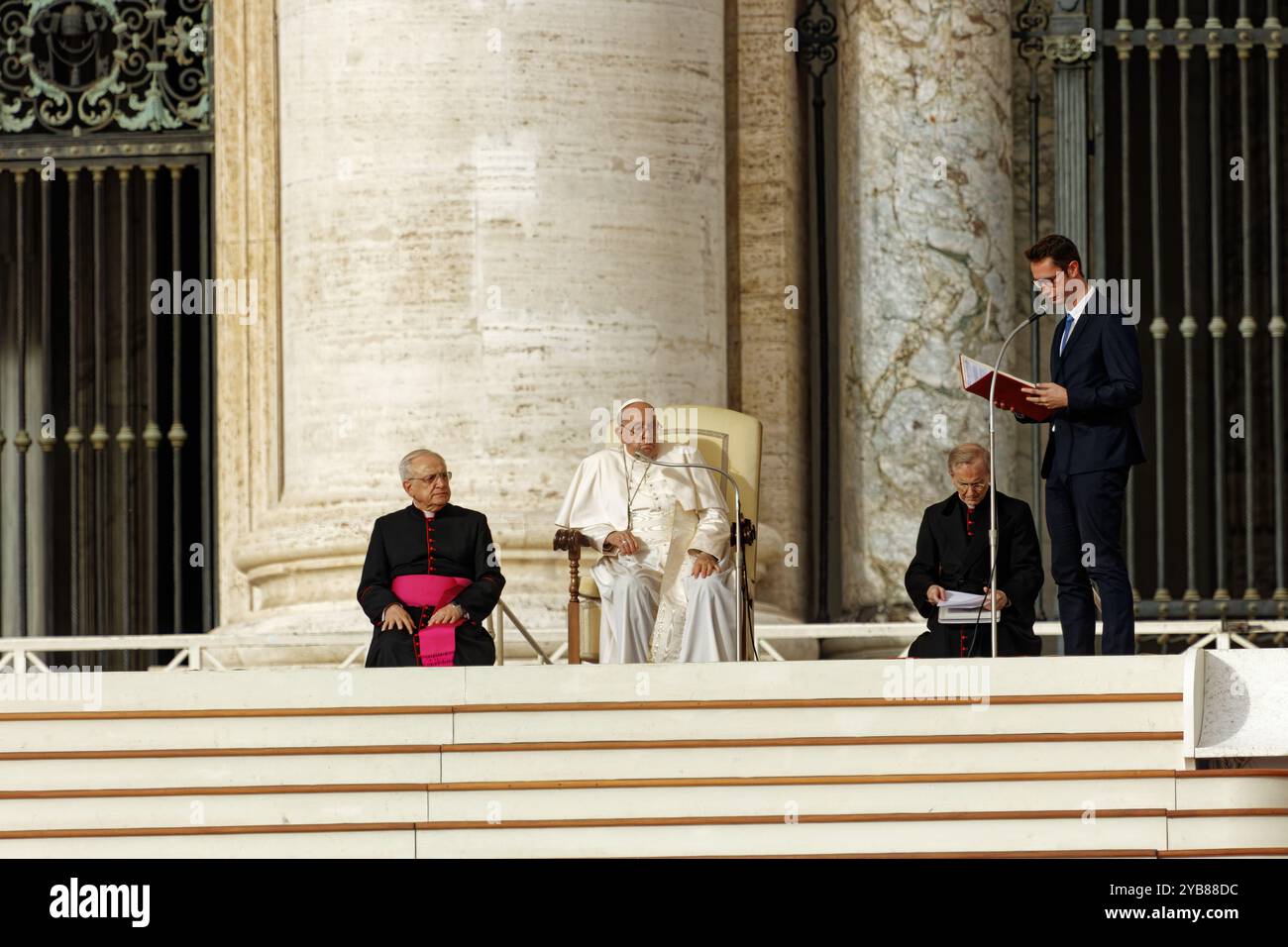 Papst Franziskus Bergoglio feiert die Messe und grüßt die Christen, die zu Tausenden in St. Peter angekommen sind Papst spricht zu den Gläubigen, die wh Stockfoto