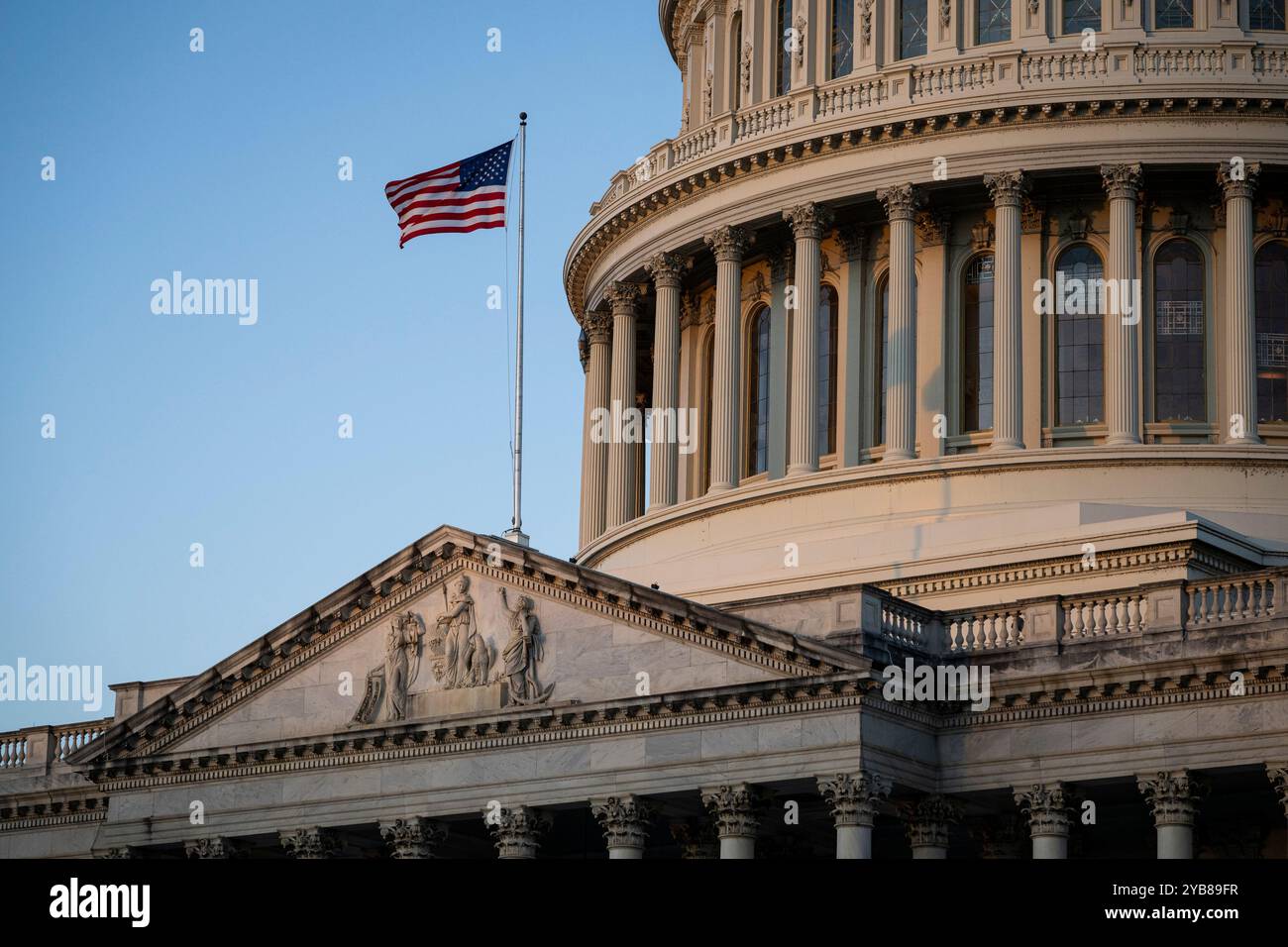 Washington, USA. Oktober 2024. Ein allgemeiner Blick auf das US-Kapitol bei Tagesanbruch in Washington, DC, am Donnerstag, den 17. Oktober, 2024. (Graeme Sloan/SIPA USA) Credit: SIPA USA/Alamy Live News Stockfoto