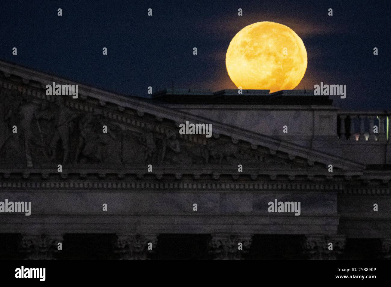 Der volle Jägermond untergeht am Donnerstag, den 17. Oktober, in Washington, D.C. hinter dem Kapitol der USA. 2024. der Vollmond dieses Monats ist der größte Supermond des Jahres und erscheint sowohl größer als auch heller als ein durchschnittlicher Vollmond, da er näher an der Erde vorbeizieht als üblich. (Graeme Sloan/SIPA USA) Stockfoto