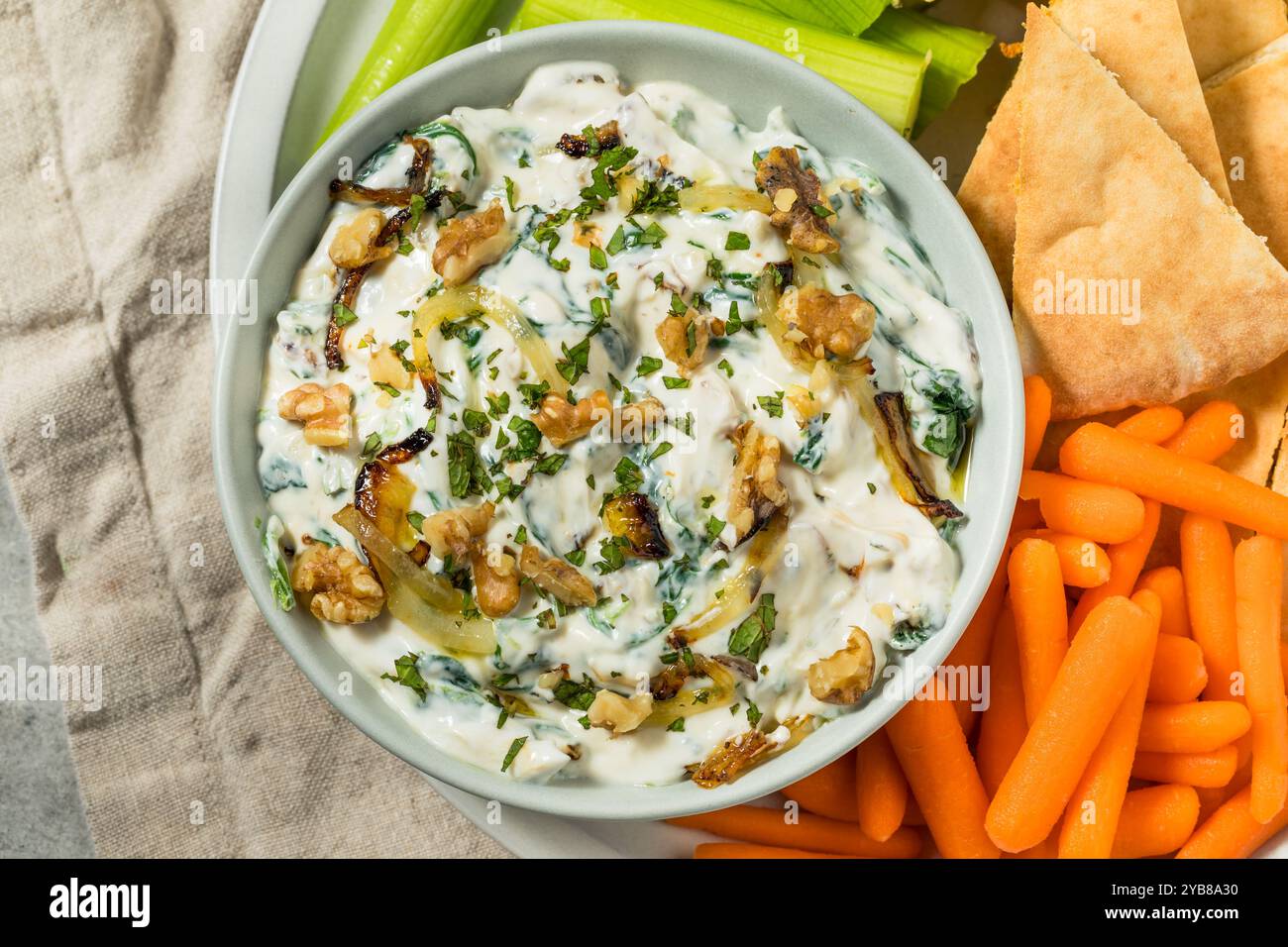 Hausgemachter persischer Borani-Dip mit Zwiebeln, Walnüssen und Joghurt Stockfoto