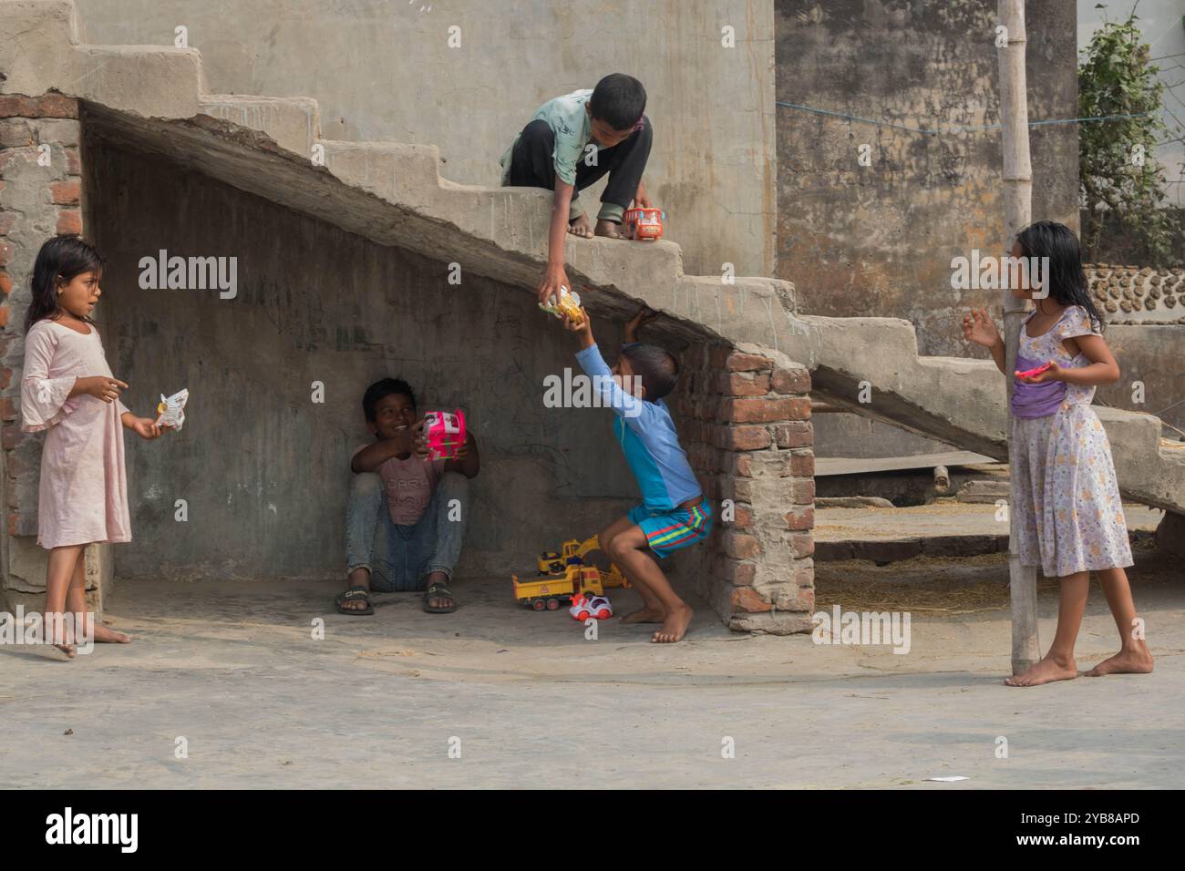 Bangladesch - 26. Januar 2023, kleine Reismühle Brahmanbaria, wo Kinder auf dem Reisfeld in Banglasdesh spielen. Stockfoto