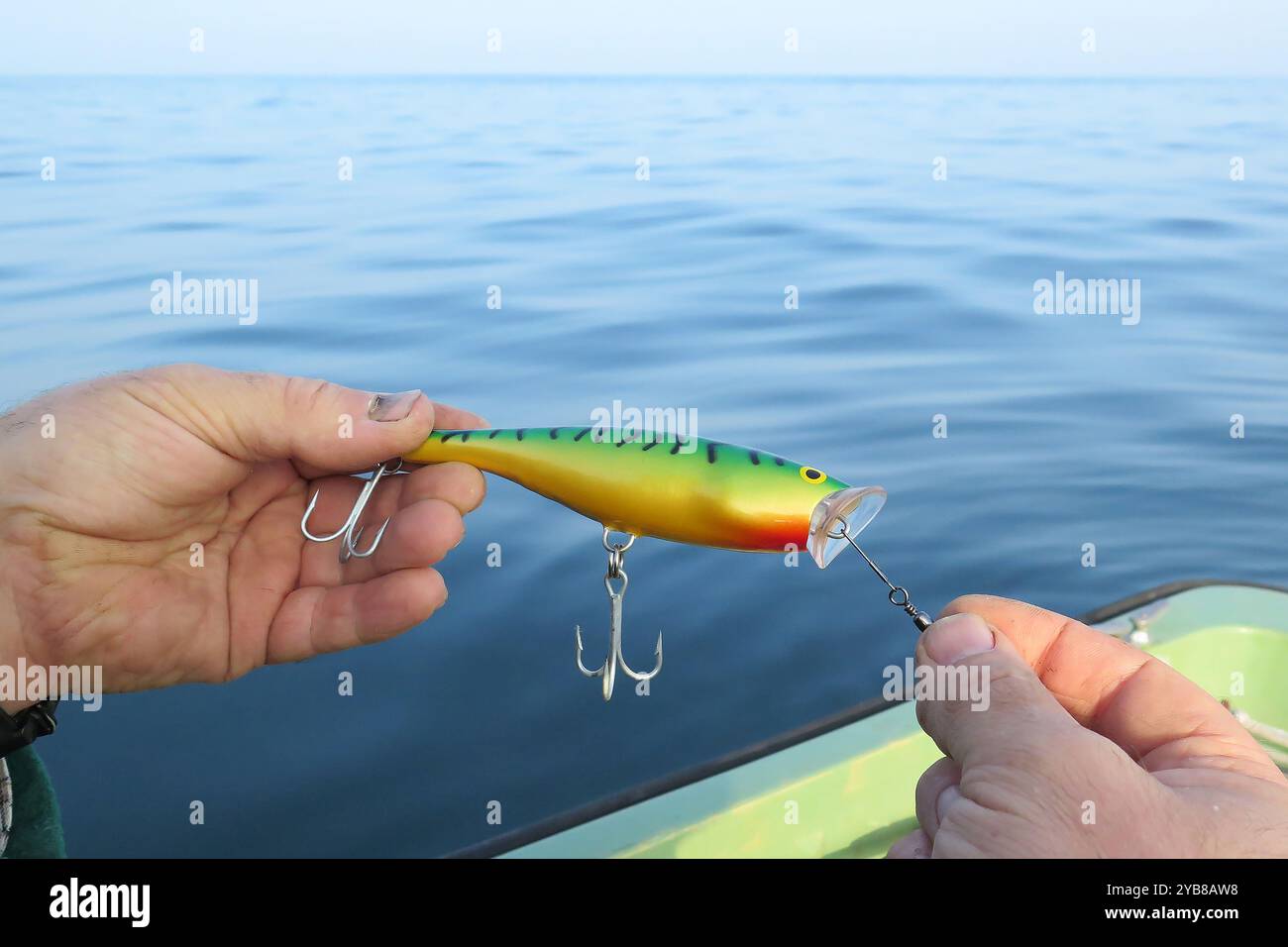 Nahaufnahme eines Fischers mit einem Barschfischköder in einem Boot Stockfoto