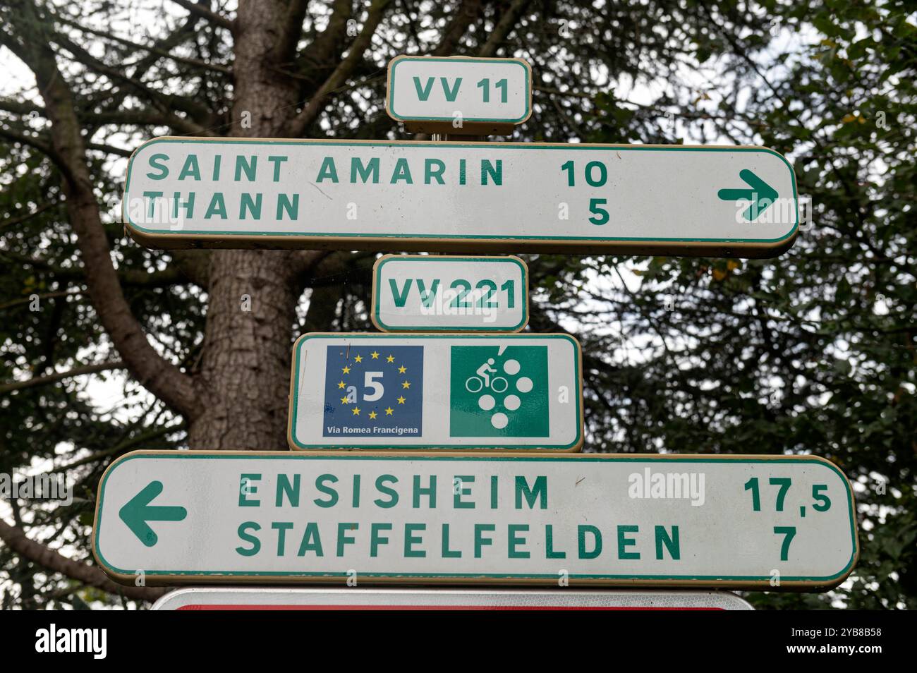 Cernay France 25. September 2024. Straßenschild für den Radweg entlang der Thur mit den Routen VV11, VV221 und EuroVelo 5 über den Fernweg Romea Francigena zwischen Brindisi und Canterbury. Fahrrad, Stockfoto