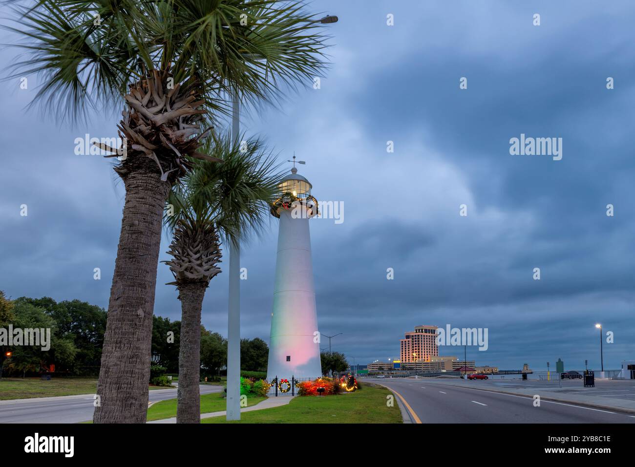 Der Leuchtturm von Biloxi am frühen Morgen mit dramatischem stürmischem Himmel in Biloxi, Mississippi, USA. Stockfoto