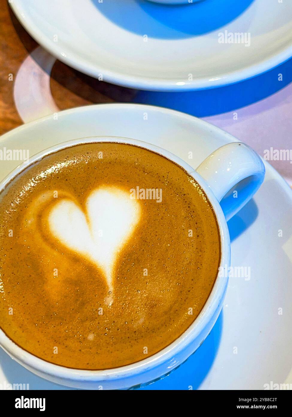 Herzförmiger Schaum in einer Tasse Kaffee. Stockfoto