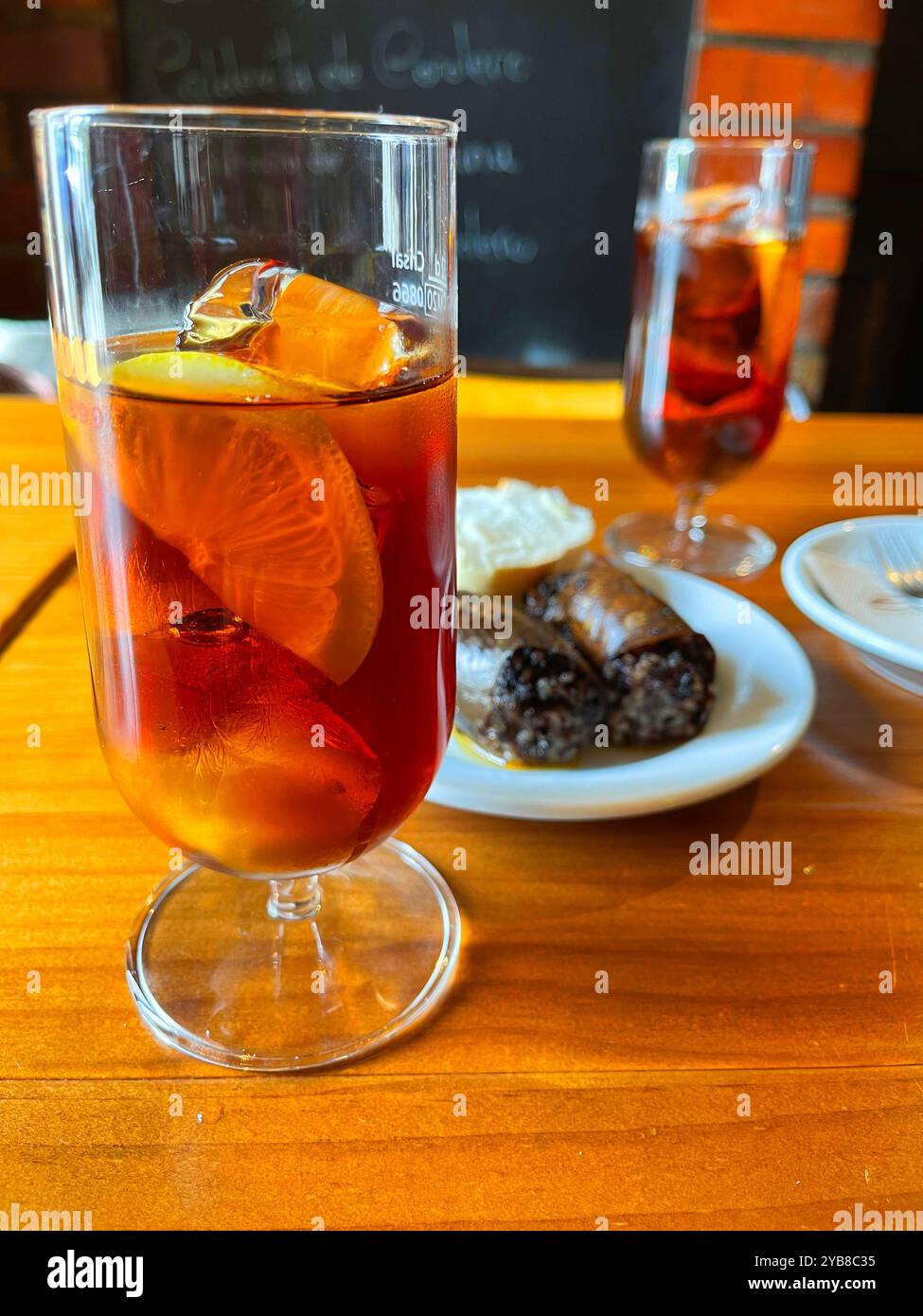 Zwei Gläser Wermut mit Tapa. Spanien. Stockfoto