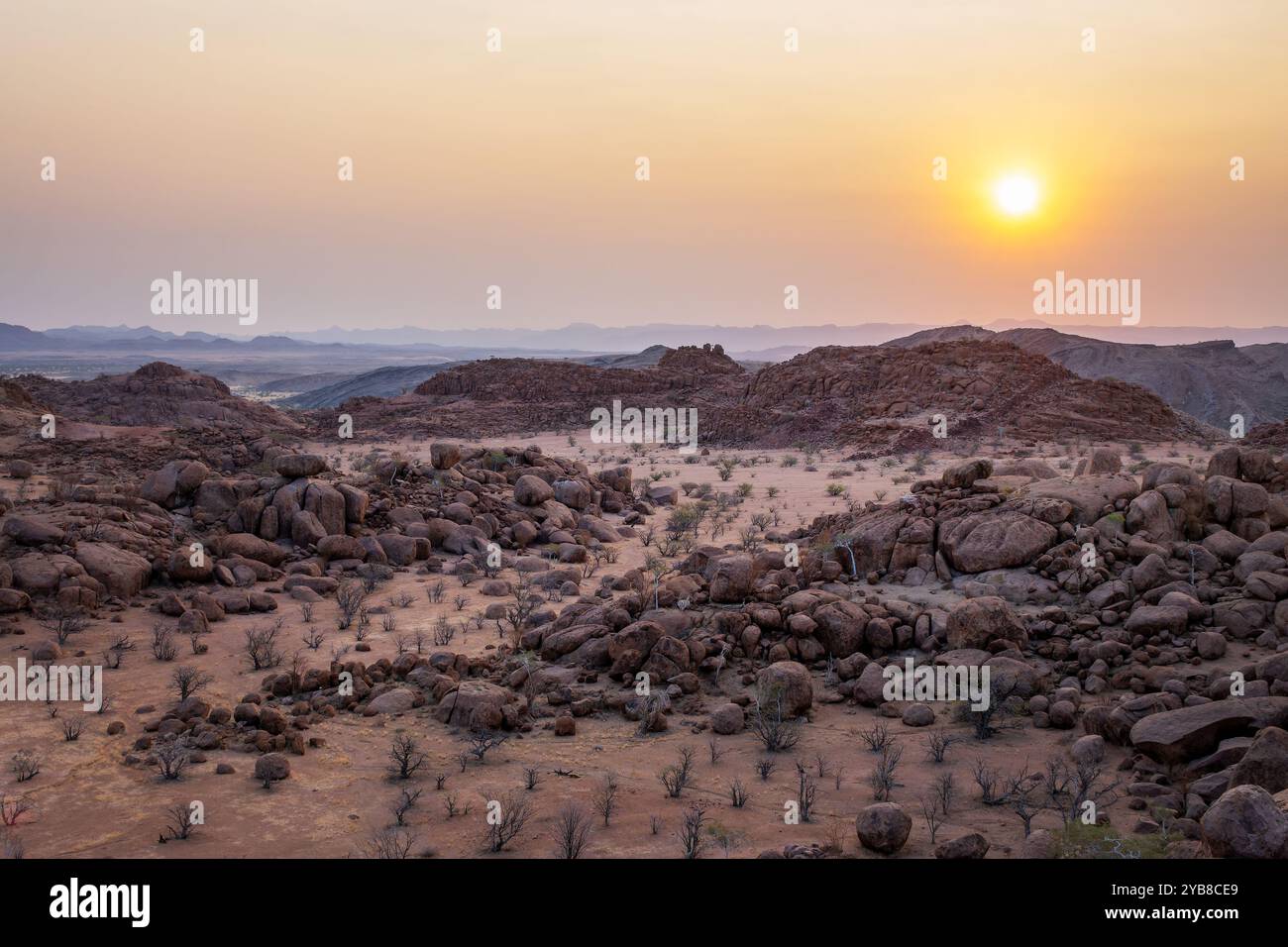 Malerische Aussicht auf felsige Berge bei Sonnenuntergang, Damaraland Landschaft, Namibia, Afrika Stockfoto