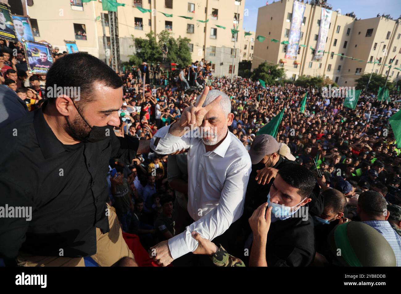 Yahya Sinwar, Führer des politischen Flügels der palästinensischen Hamas-Bewegung, begrüßt Anhänger einer Anti-Israel-Kundgebung in Beit Lahia AKTENFOTO: Yahya Sinwar, Führer des politischen Flügels der palästinensischen Hamas-Bewegung, begrüßt Anhänger bei einer Anti-Israel-Kundgebung in Beit Lahia im nördlichen Gazastreifen, 30. Mai 2021. Foto: Ashraf Amra Beit Lahia Gazastreifen Palästinensische Gebiete 171024 Archive Sinwar APA 0010 Copyright: XapaimagesxAshrafxAmraxxapaimagesx Stockfoto