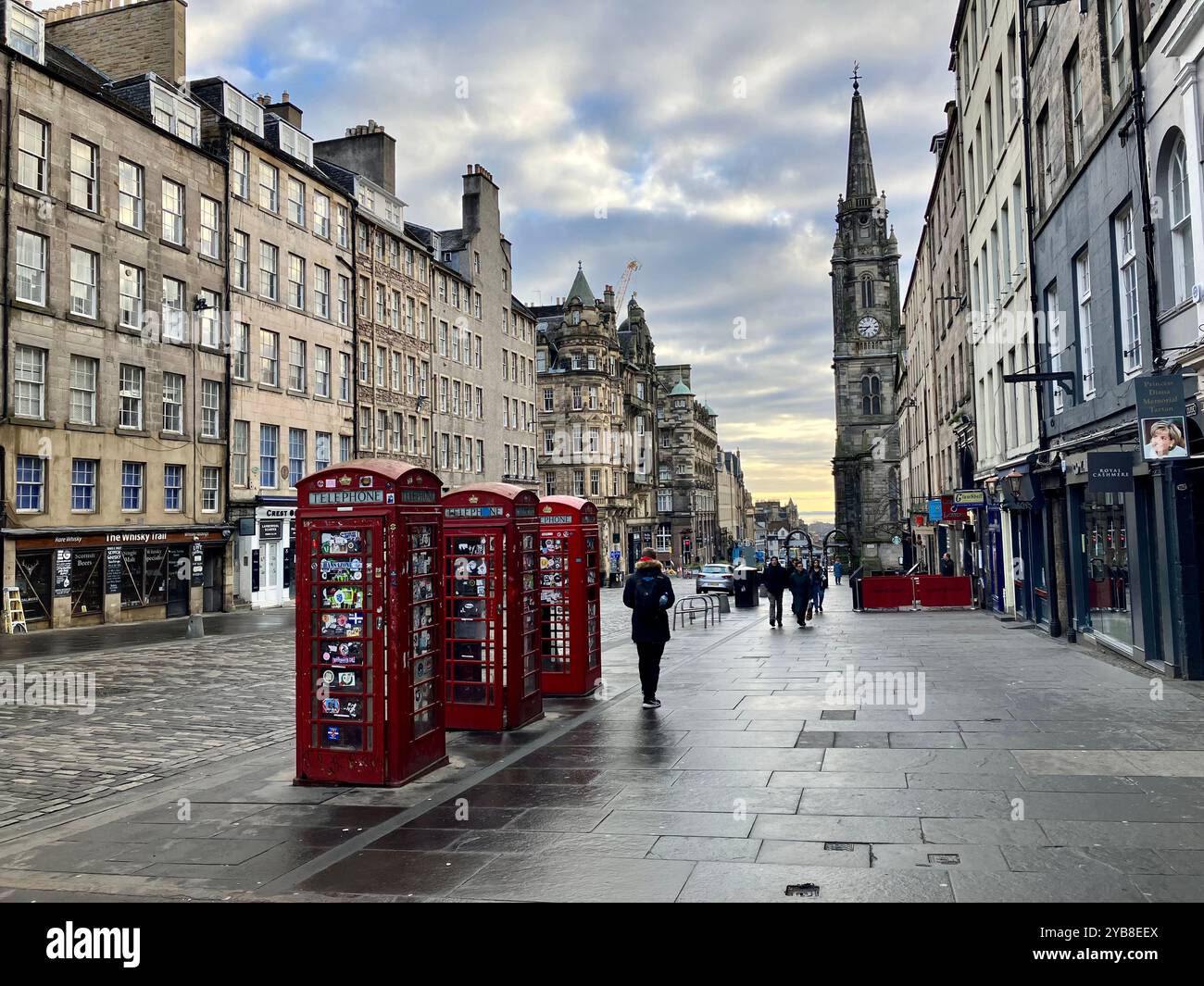 Blick auf die Royal Mile auf der High Street in Richtung Holyrood Palace. Edinburgh, Schottland, Vereinigtes Königreich. März 2024. Stockfoto