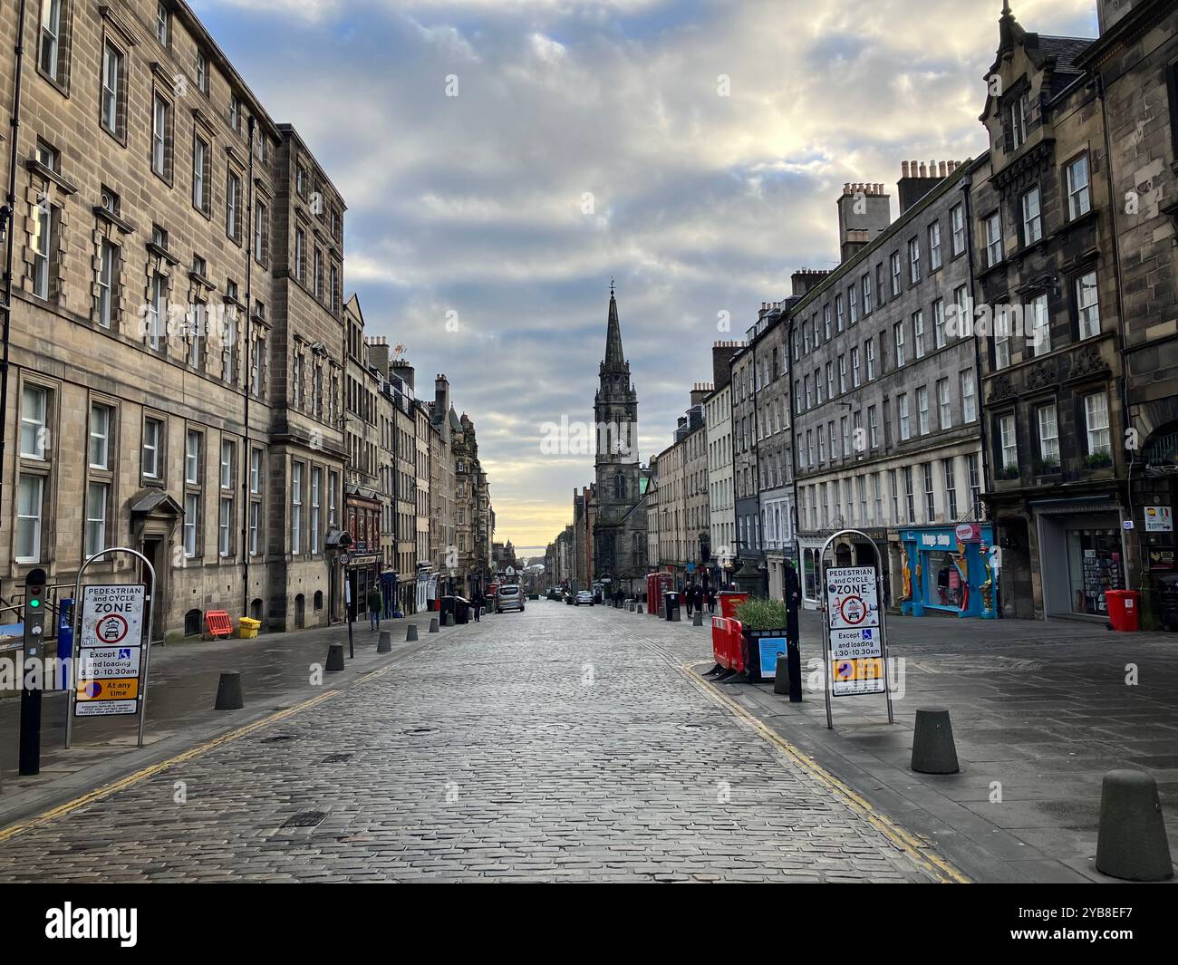 Blick auf die Royal Mile auf der High Street in Richtung Holyrood Palace. Edinburgh, Schottland, Vereinigtes Königreich. März 2024. - Smartphone-aufgenommenes Stockfoto