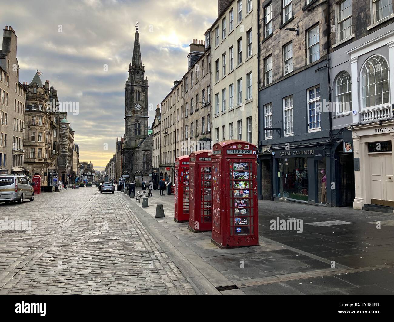 Blick auf die Royal Mile auf der High Street in Richtung Holyrood Palace. Edinburgh, Schottland, Vereinigtes Königreich. März 2024. - Smartphone-aufgenommenes Stockfoto