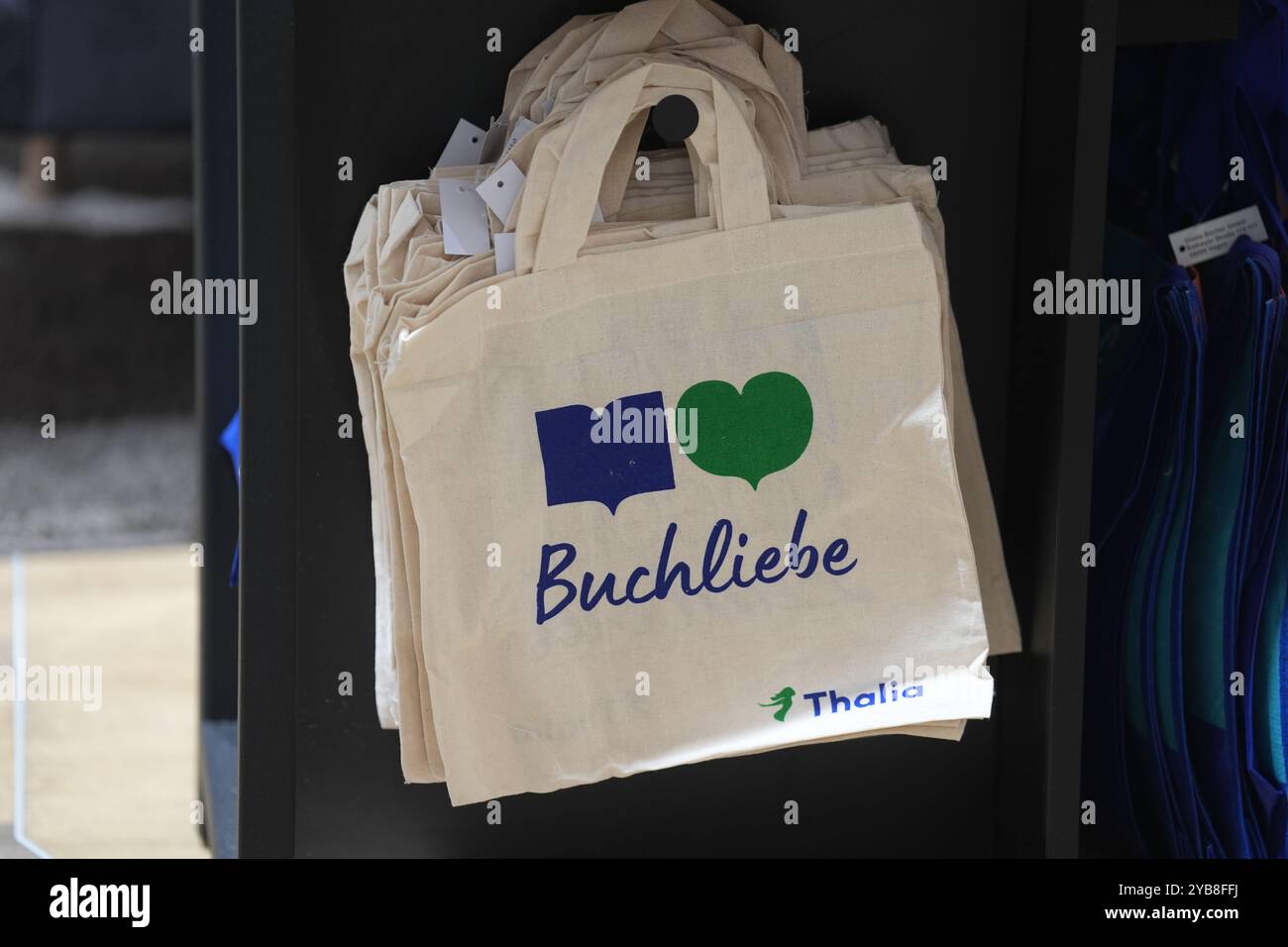 Hamburg, Deutschland. Oktober 2024. Stoffbeutel mit der Aufschrift "Buchliebe. Thalia hängen im Thalia-Buchladen in der Hamburger Spitalerstraße in der Innenstadt. Quelle: Marcus Brandt/dpa/Alamy Live News Stockfoto