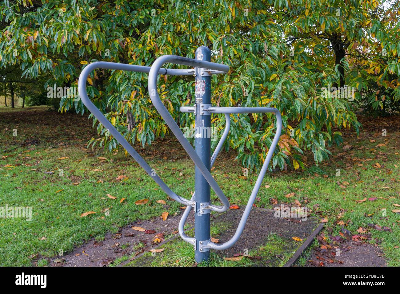 Öffentliche Übungsgeräte rund um das Edgbaston Reservoir in Birmingham bei Herbstsonne, die zur Wasserversorgung des Kanalnetzes verwendet werden Stockfoto