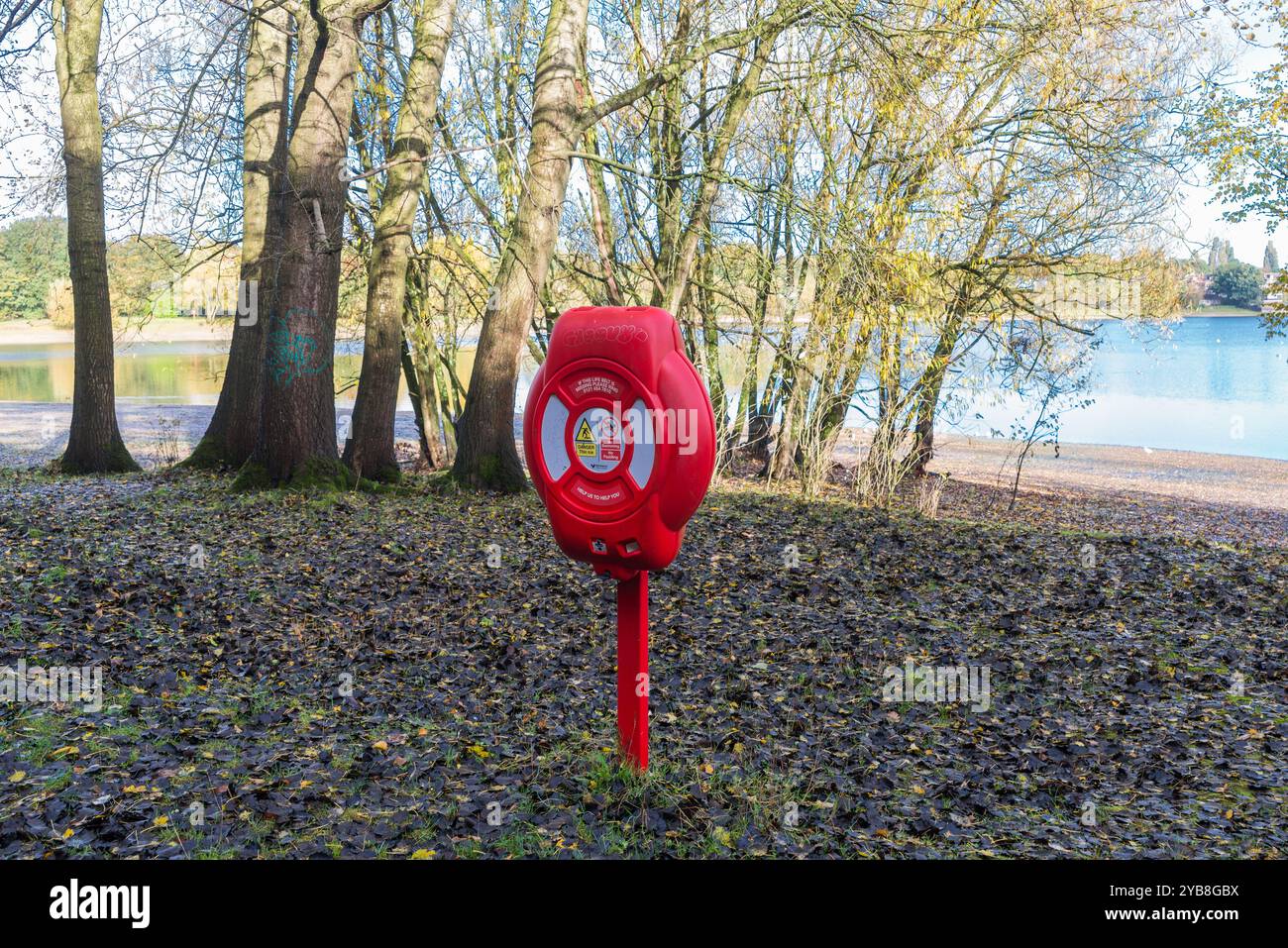 Life Ring am Edgbaston Reservoir in Birmingham bei Herbstsonne, der zur Wasserversorgung des Kanalnetzes genutzt wird Stockfoto