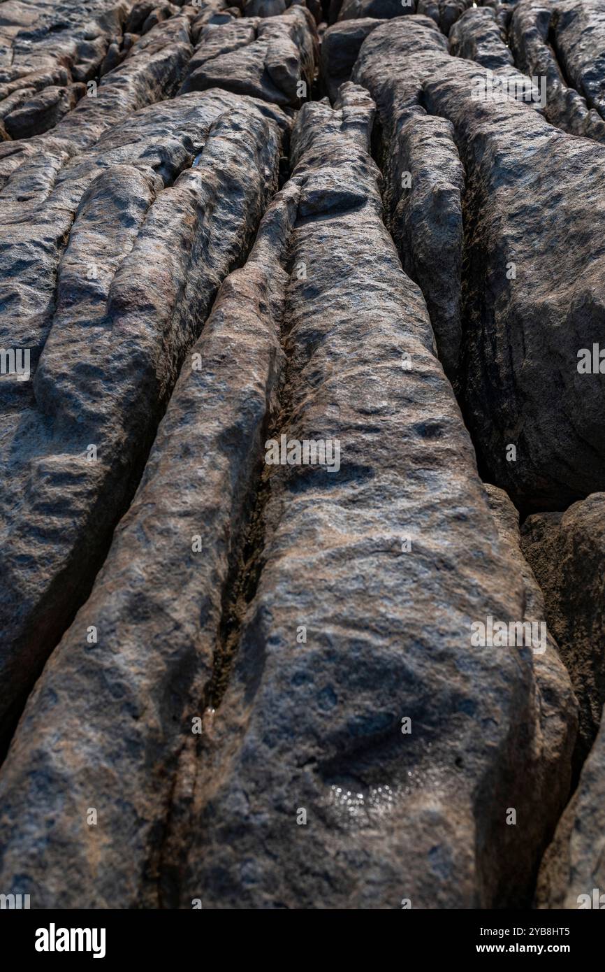 Die Rillen und Risse durch erodierte Felsen an der Küste am Punkt in Mossel Bay, Südafrika Stockfoto