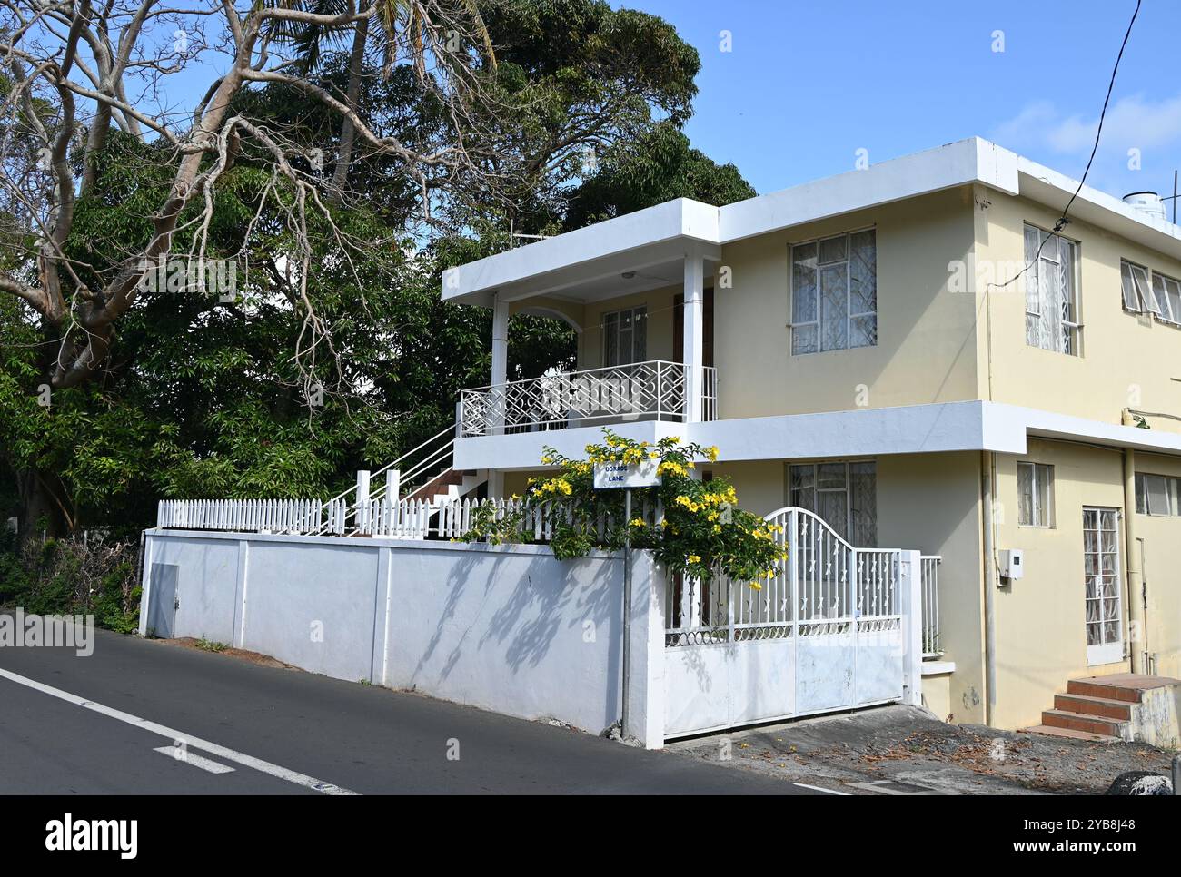 Blick auf Mauritius Straße mit gelbem Haus und Bäumen. Stockfoto