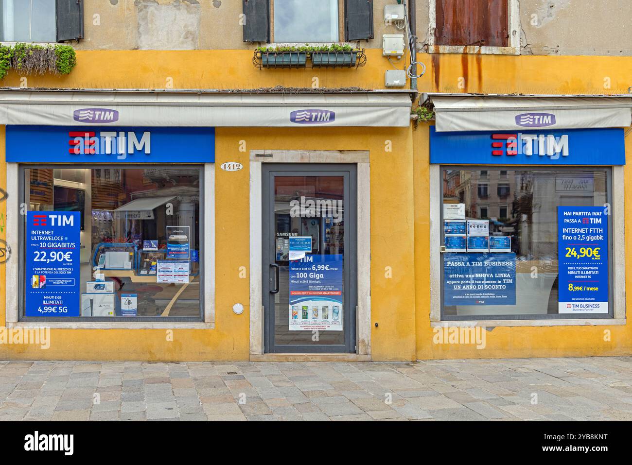 Venedig, Italien - 10. Oktober 2024: Telecom Italia Mobile Smarphone Shop Tim Network Operator und Internet Provider. Stockfoto