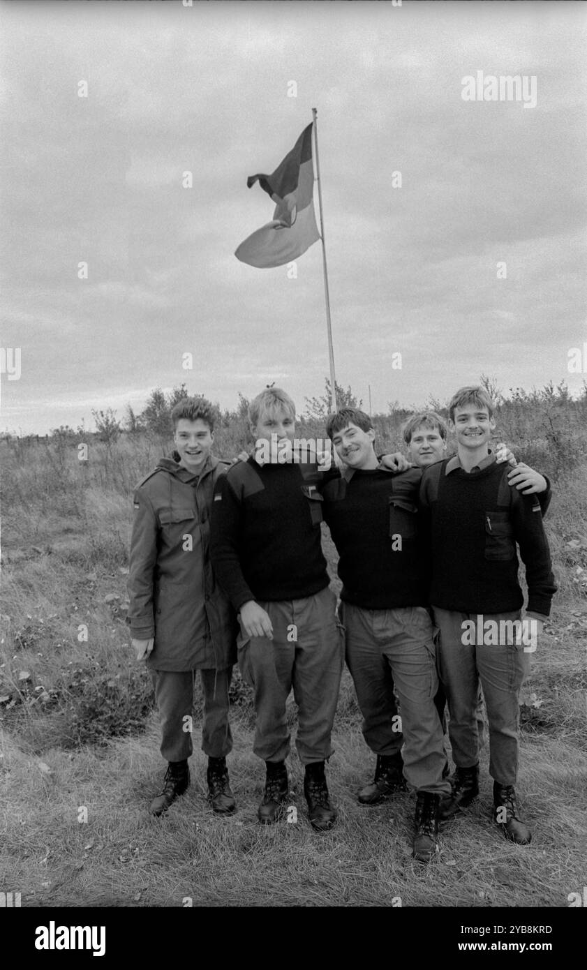 Raketenstellung der NVA Deutschland, Osterne, 12.11.1991, Tag der offenen Tür in einem ehem. Raketenstellung der NVA, jetzt Bundeswehr, Bundeswehrsoldaten ..., Â *** Raketenstellung der NVA Deutschland, Osterne, 12 11 1991, Tag der offenen Tür in einer ehemaligen Raketenposition der NVA, jetzt Bundeswehr, Soldaten der Bundeswehr , Â Stockfoto