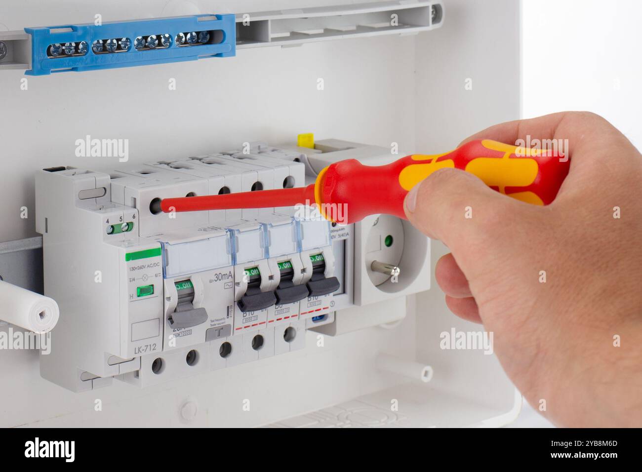 Elektriker Stellt Moderne Leistungsschalter Ein Stockfoto