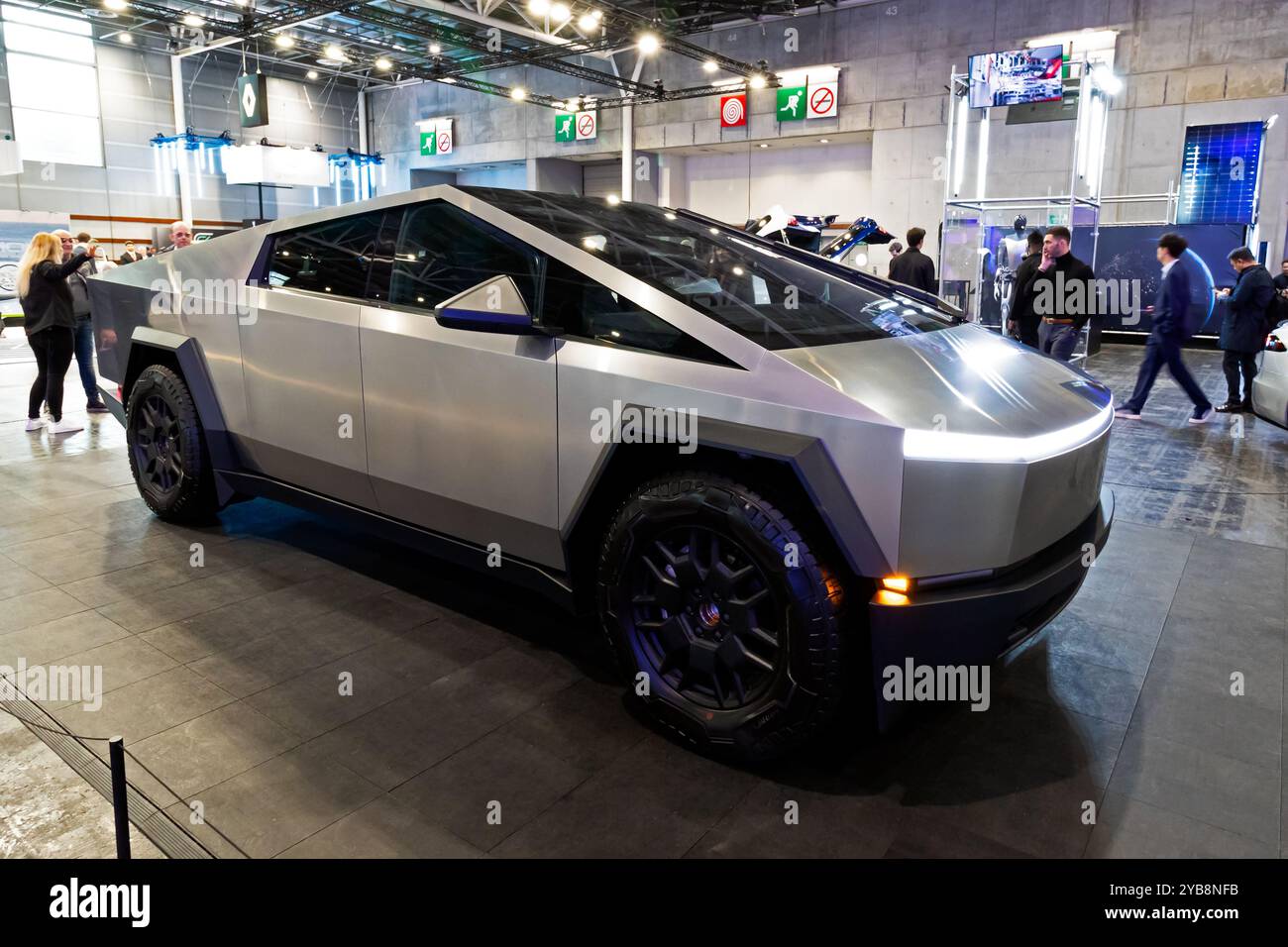 Tesla Cybertruck elektrischer Pickup auf der Pariser Automobilausstellung. Paris, Frankreich - 14. Oktober 2024 Stockfoto