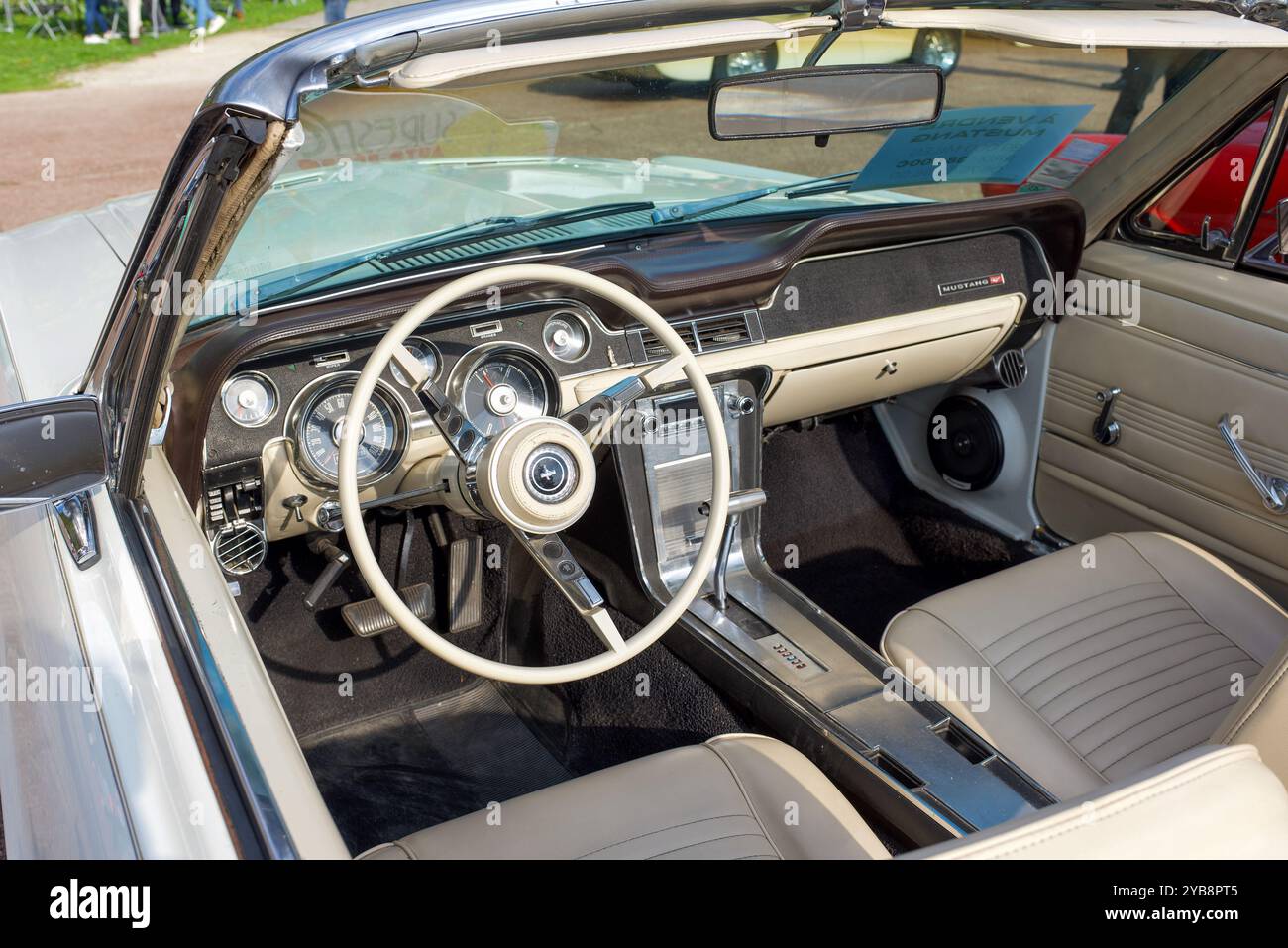 Suresnes, Frankreich 09.21.2024. Das Innere eines weißen Oldtimers Mustang bei einer Freiluftwagenausstellung in der Nähe von Paris Stockfoto