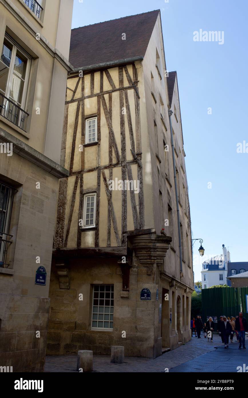 Paris, Frankreich 10.05.2024 Ein Fachwerkgebäude an der Rue du Grenier-sur-l'Eau im 4. Arrondissement von Paris Stockfoto