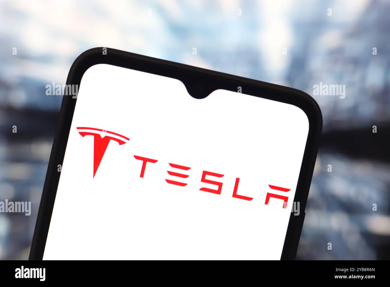 17. Oktober 2024, Portugal. In dieser Abbildung wird das Logo von Tesla, Inc. Auf einem Smartphone-Bildschirm angezeigt Stockfoto
