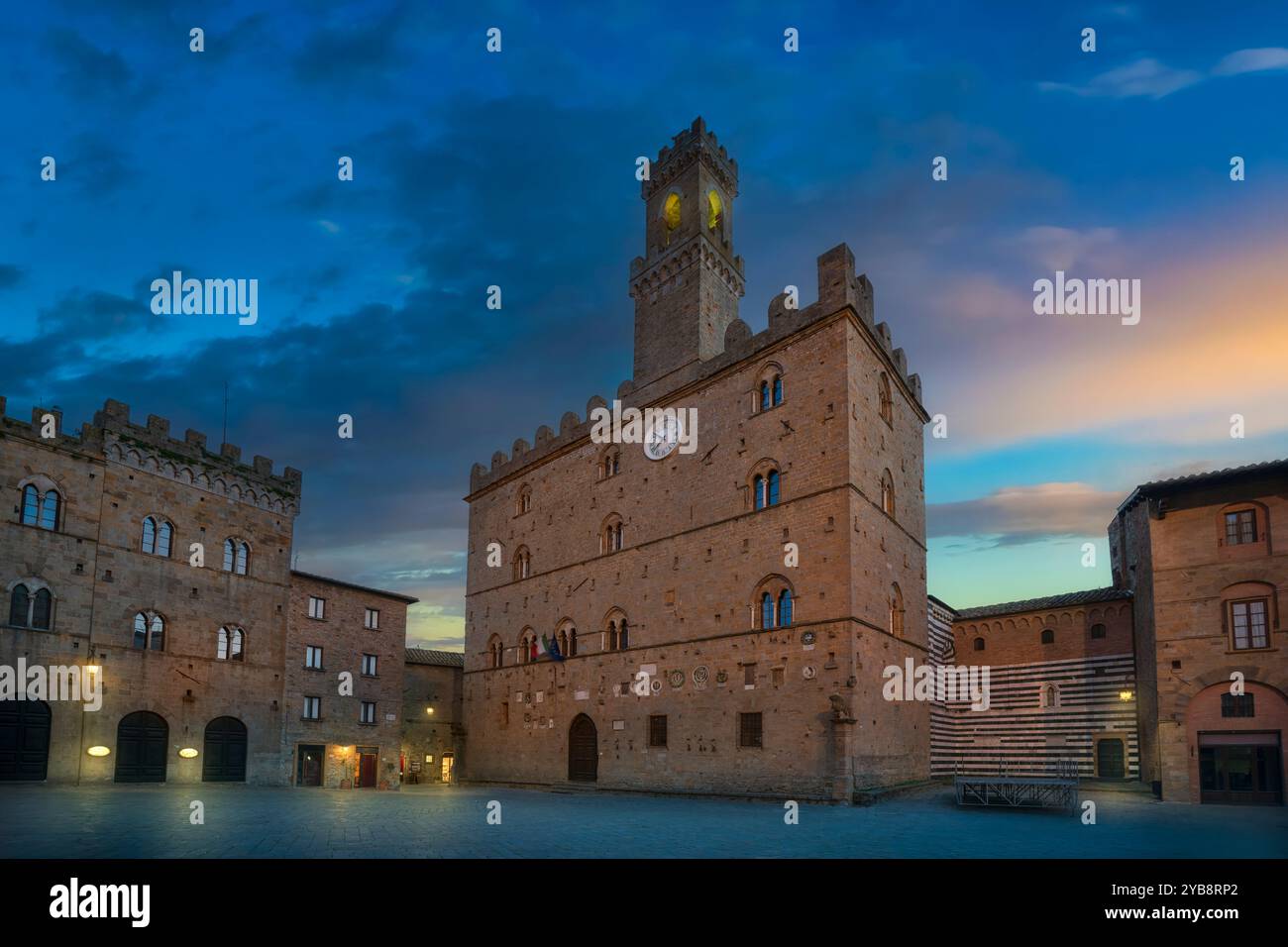 Zentraler Platz in Volterra und mittelalterlicher Palast Palazzo Dei priori bei Sonnenuntergang. Provinz Pisa, Toskana, Italien, Europa Stockfoto