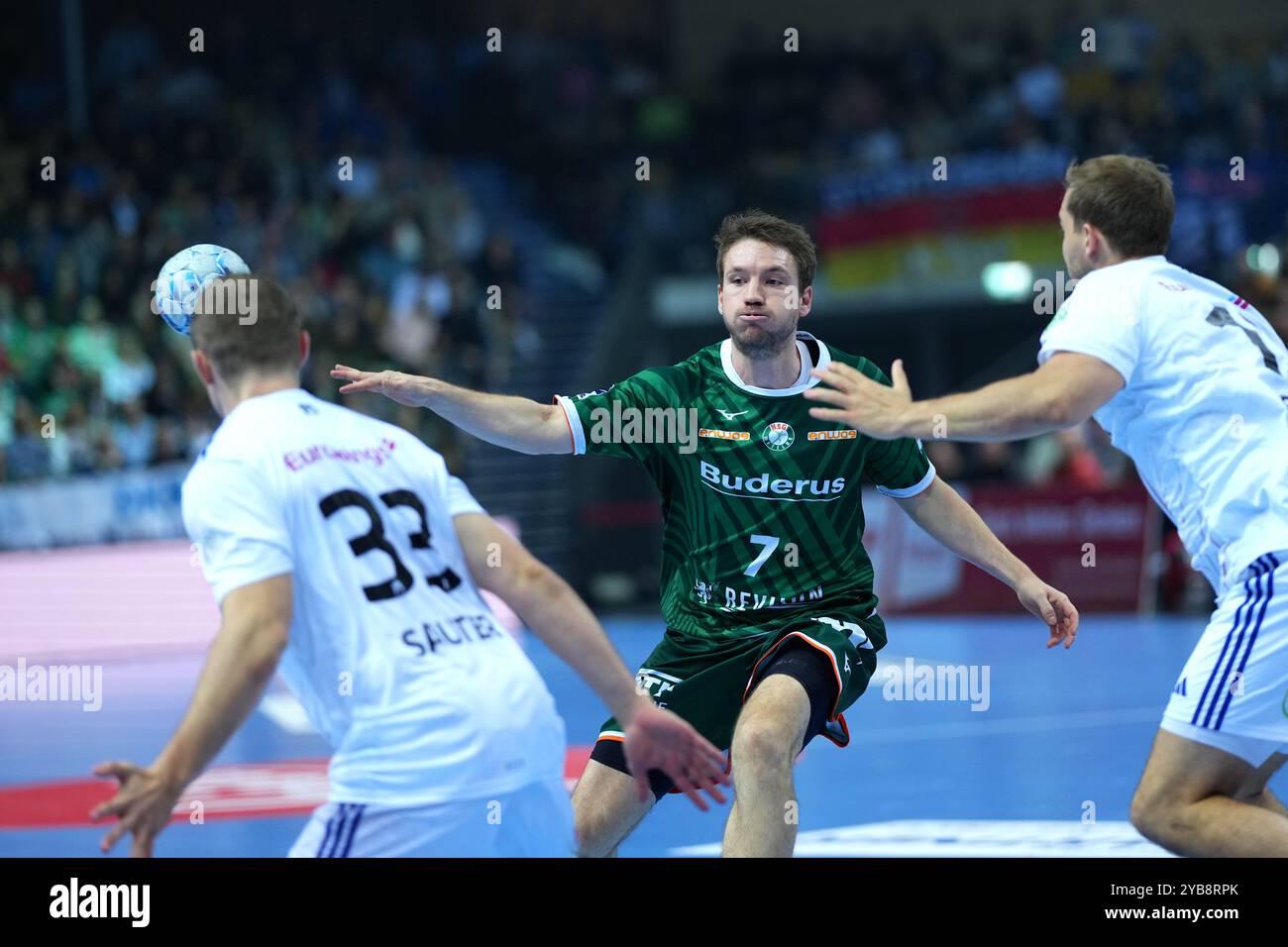 Wetzlar, Deutschland. Oktober 2024. Wetzlar, 17. Oktober 2024: Dominik Mappes ( 7 Wetzlar ) während des Liqui Moly Handball-Bundesliga-Spiels zwischen HSG Wetzlar und HSV Handball in der Buderus-Arena in Wetzlar. (Julia Kneissl/SPP) Credit: SPP Sport Press Photo. /Alamy Live News Stockfoto