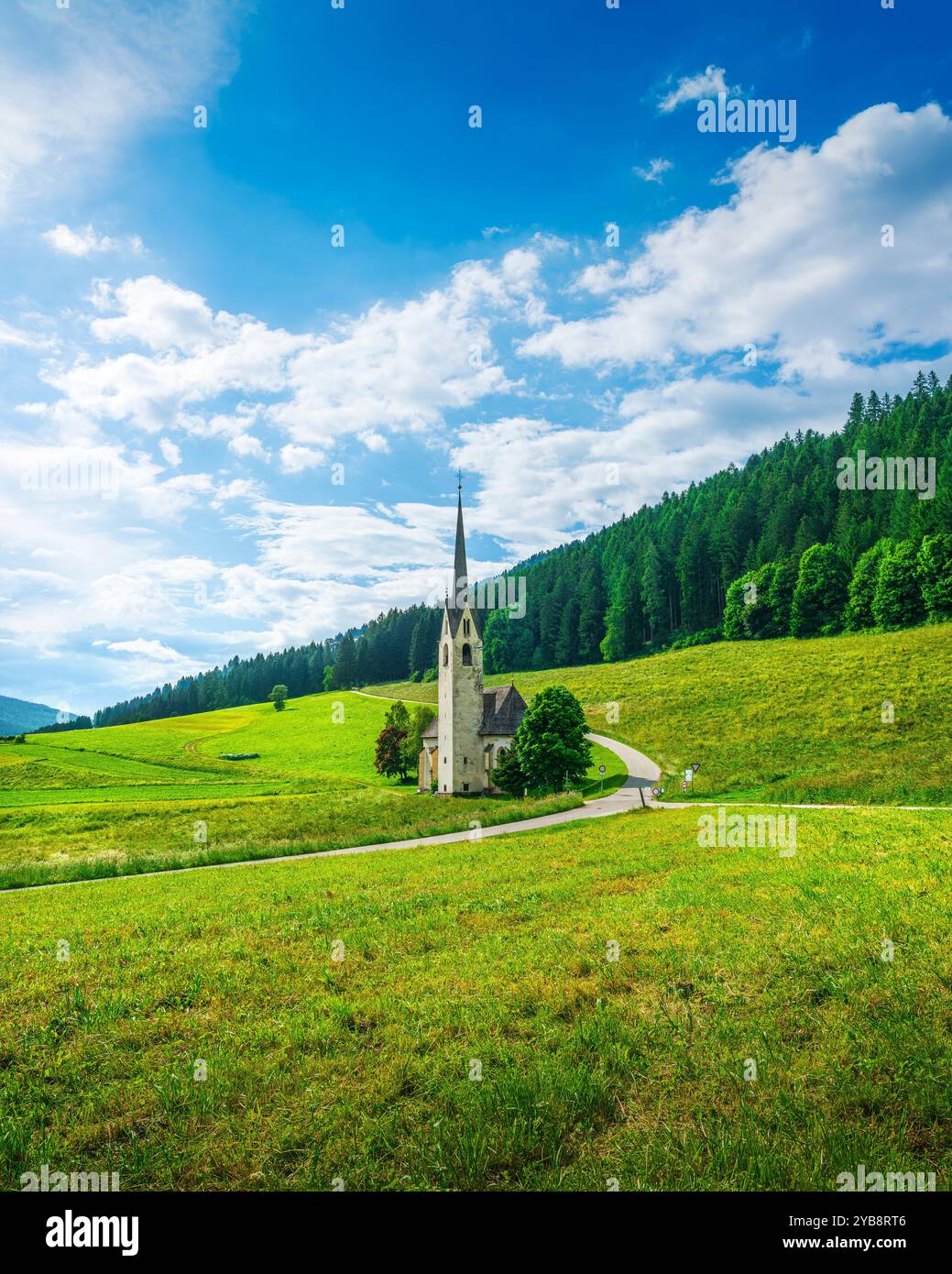 Kirche Santa Maddalena di Villabassa, eingebettet in die malerischen Dolomiten. Südtirol, Italien Stockfoto
