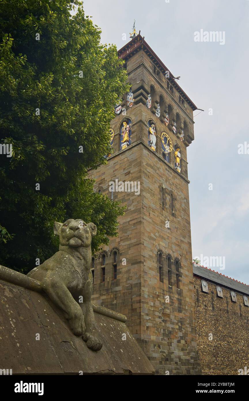 Wales, Cardiff - 30. Juni 2024: Clock Tower und Animal Wall auf Cardiff Castle. Stockfoto