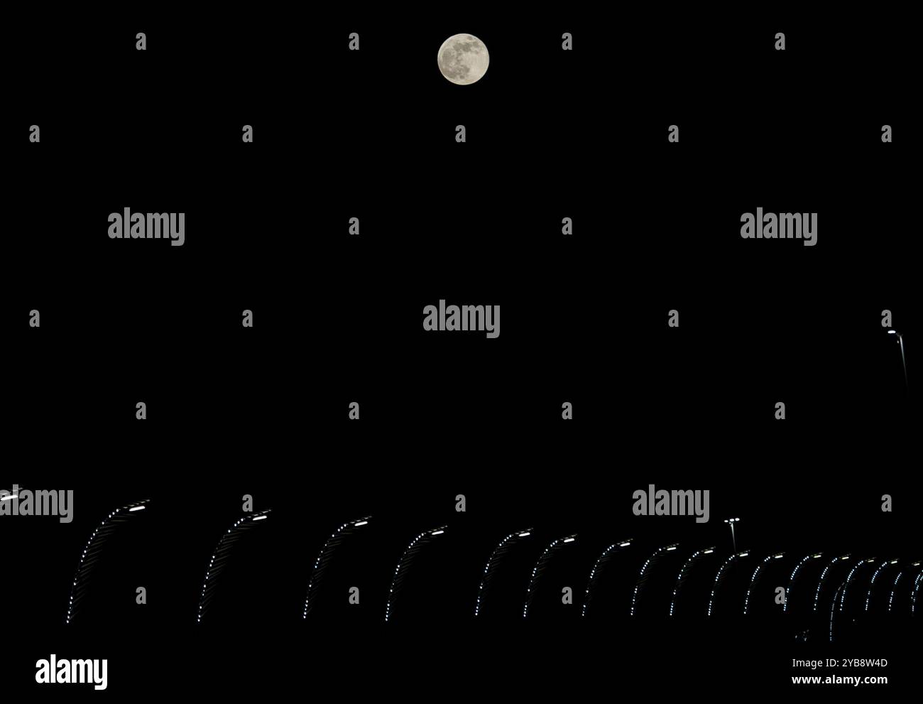 SUPERMOND AUFSTIEG ÜBER DOHA STADT der größte und hellste Supermond, auch bekannt als Hunter s Mond, erhebt sich am 17. Oktober 2024 über der Skyline der doha Corniche in Doha, Katar. DOHA Katar Copyright: XNOUSHADx Stockfoto