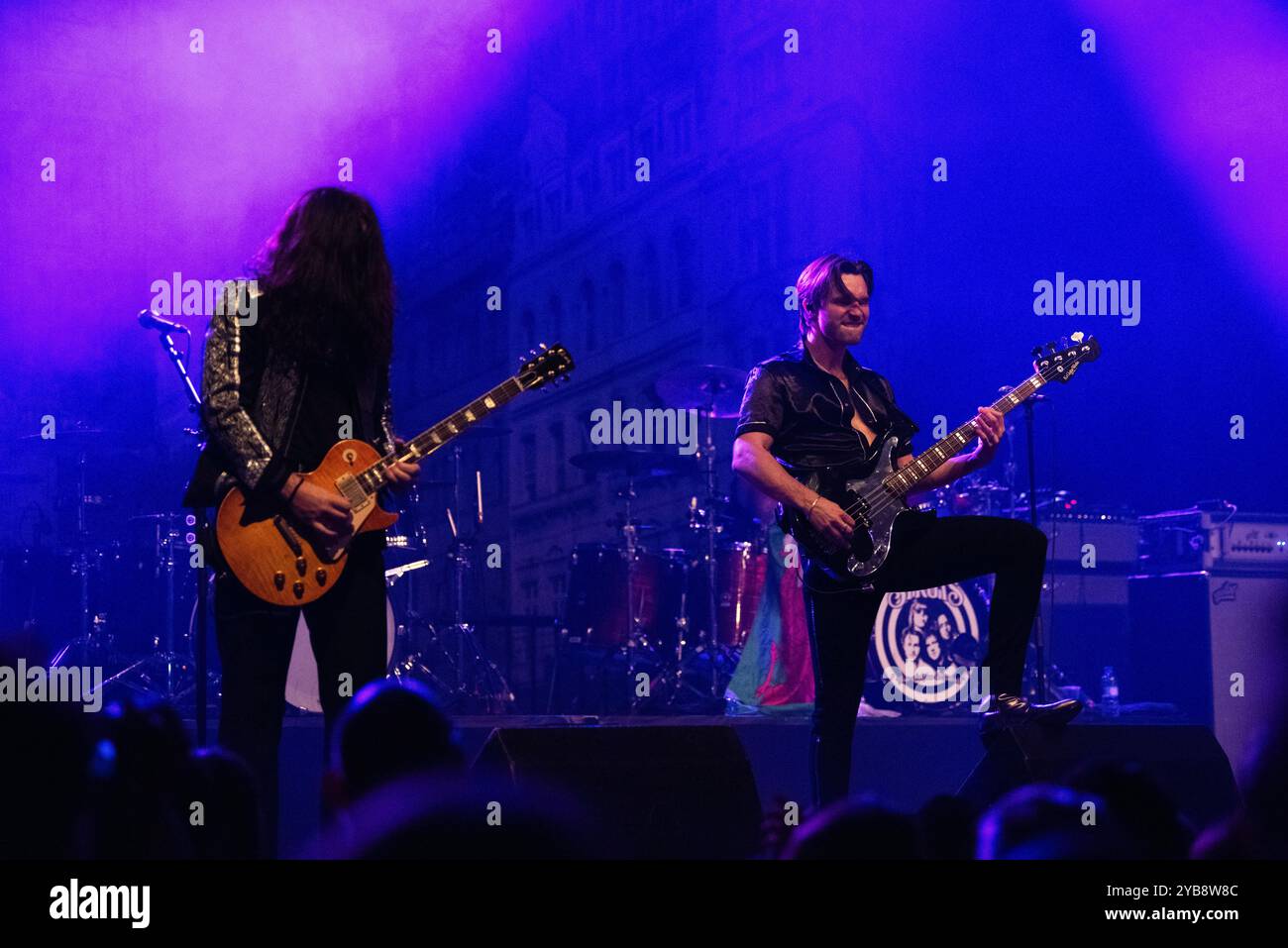 Die britische Glam-Rock-Band The Struts trat live in Berlin bei der Huxleys neue Welt auf Stockfoto