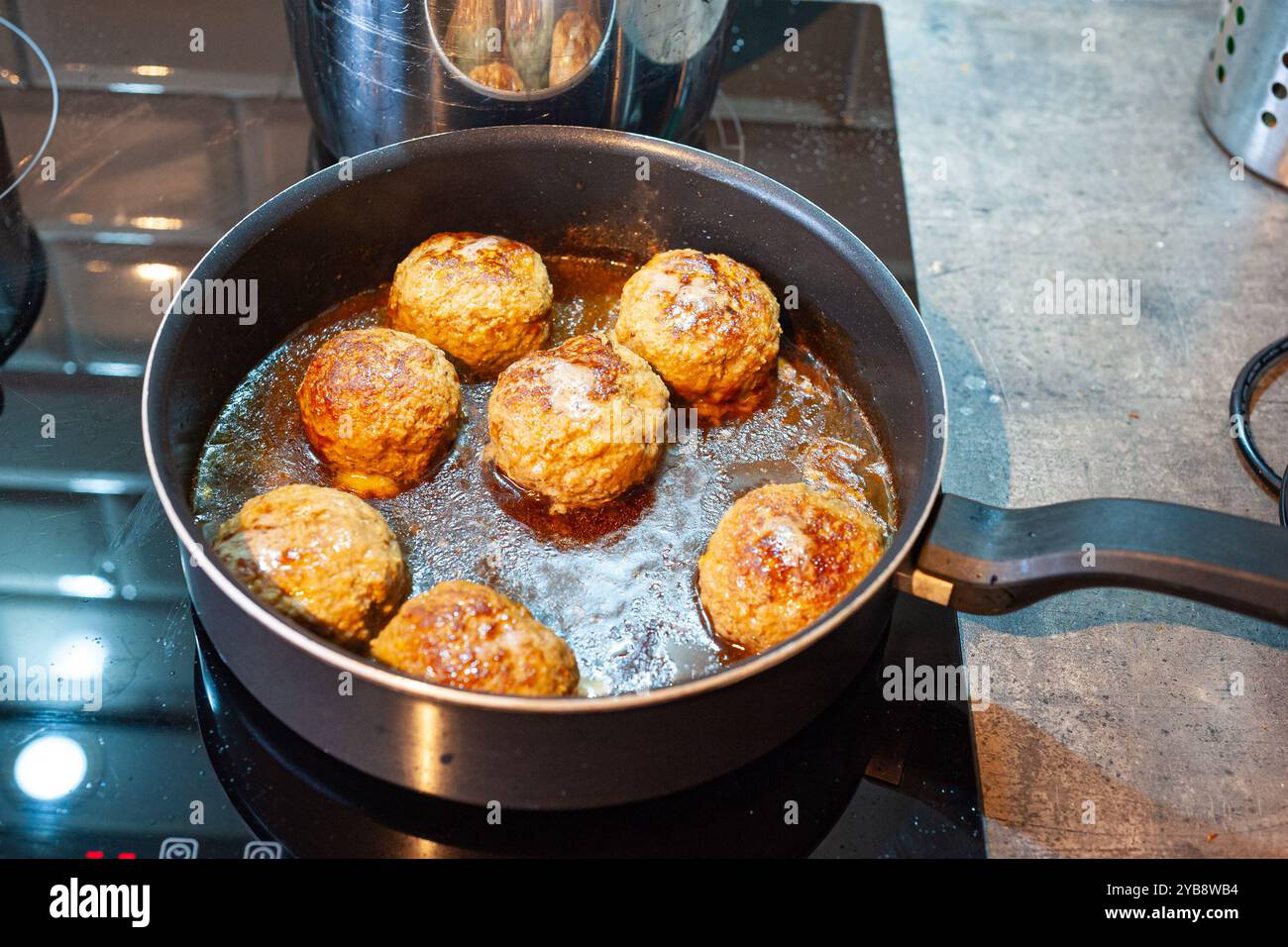 Fleischbällchen in einer Pfanne Stockfoto