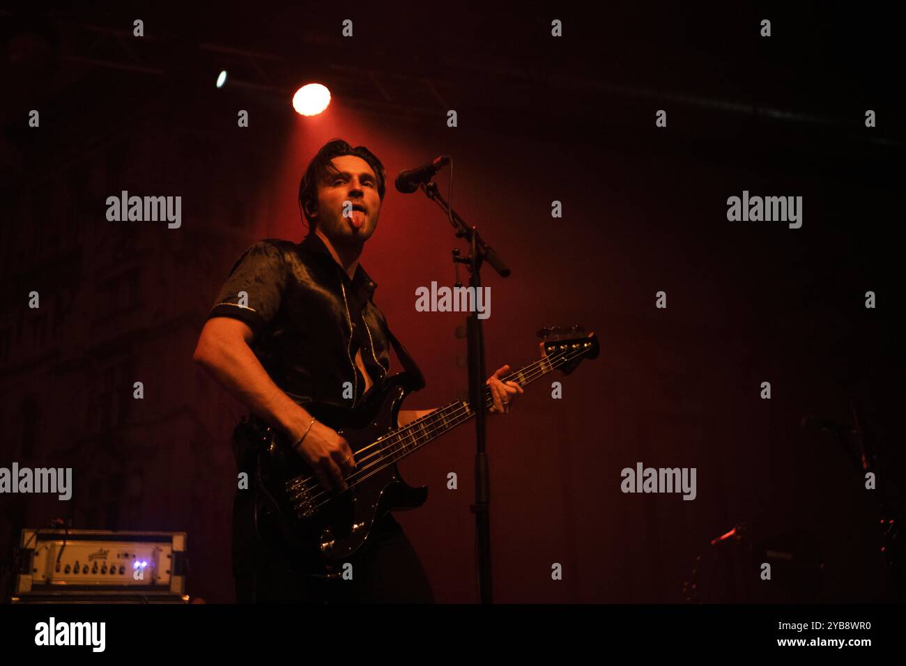 Die britische Glam-Rock-Band The Struts trat live in Berlin bei der Huxleys neue Welt auf Stockfoto