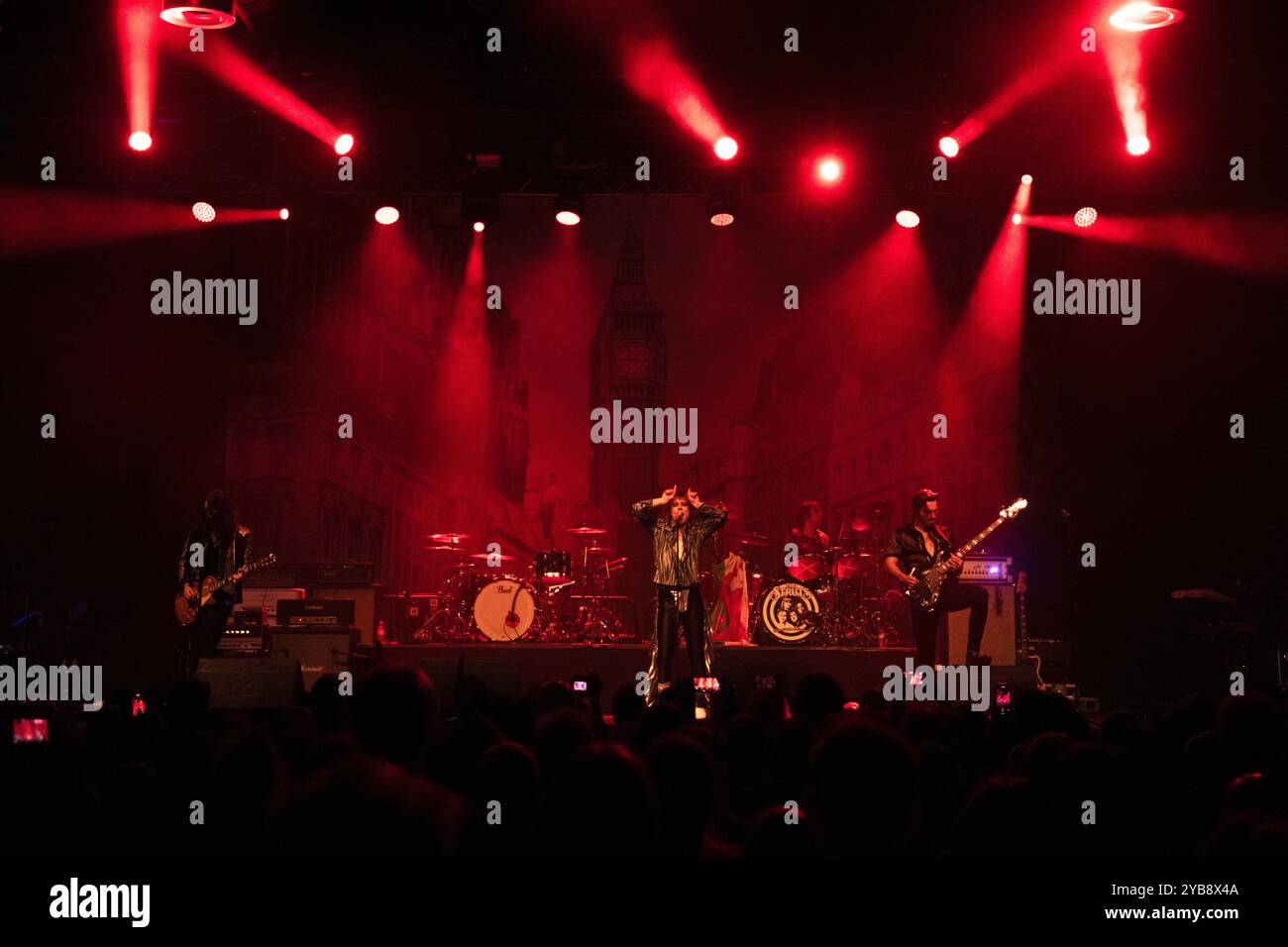 Die britische Glam-Rock-Band The Struts trat live in Berlin bei der Huxleys neue Welt auf Stockfoto
