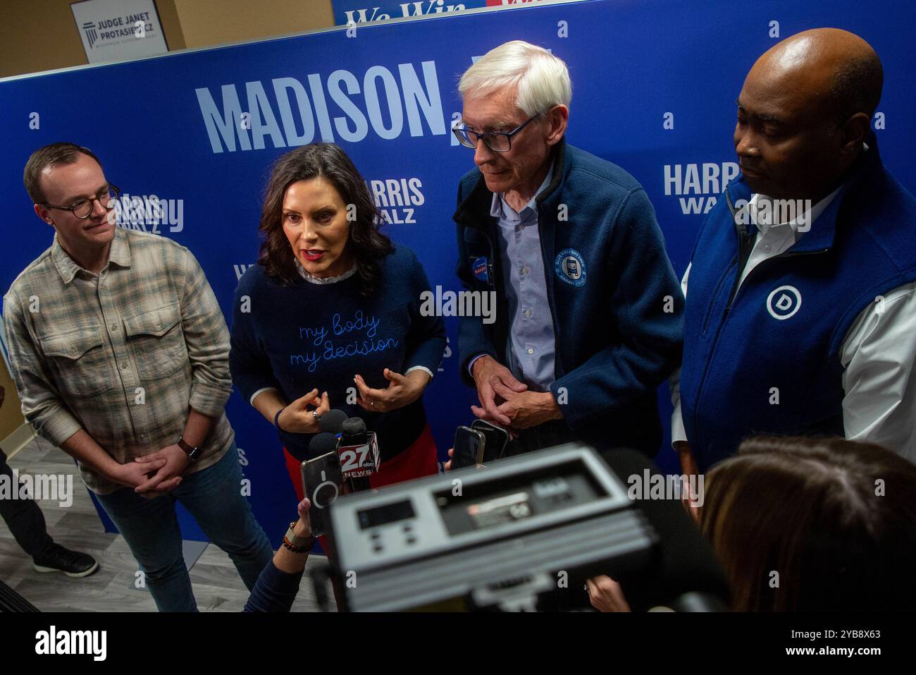 Madison, USA. Oktober 2024. Chasten Buttigieg, Gouverneur Gretchen Whitmer (D) von Michigan, Gouverneur Tony Evers (D) von Wisconsin und DNC-Vorsitzender Jaime R. Harrison beantworten Fragen der Presse auf der Blue Wall Bus Tour, um Kamala Harris' Wahlkampagne für den Präsidenten in Madison, Wisconsin am 15. Oktober 2024 zu unterstützen. (Foto: Cullen Granzen/SIPA USA) Credit: SIPA USA/Alamy Live News Stockfoto