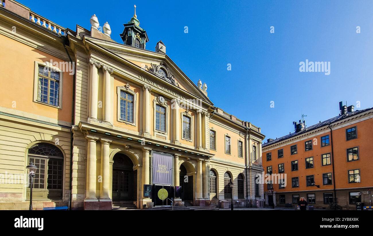 Stockholm, Schweden - 1. Mai 2024: Nobelpreismuseum. Nobelpreis. - Smartphone-aufgenommenes Stockfoto