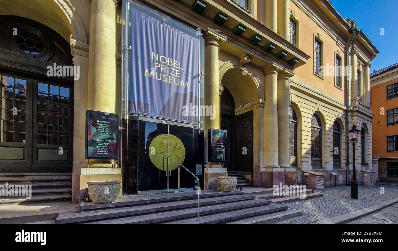 Stockholm, Schweden - 1. Mai 2024: Nobelpreismuseum. Nobelpreis. - Smartphone-aufgenommenes Stockfoto