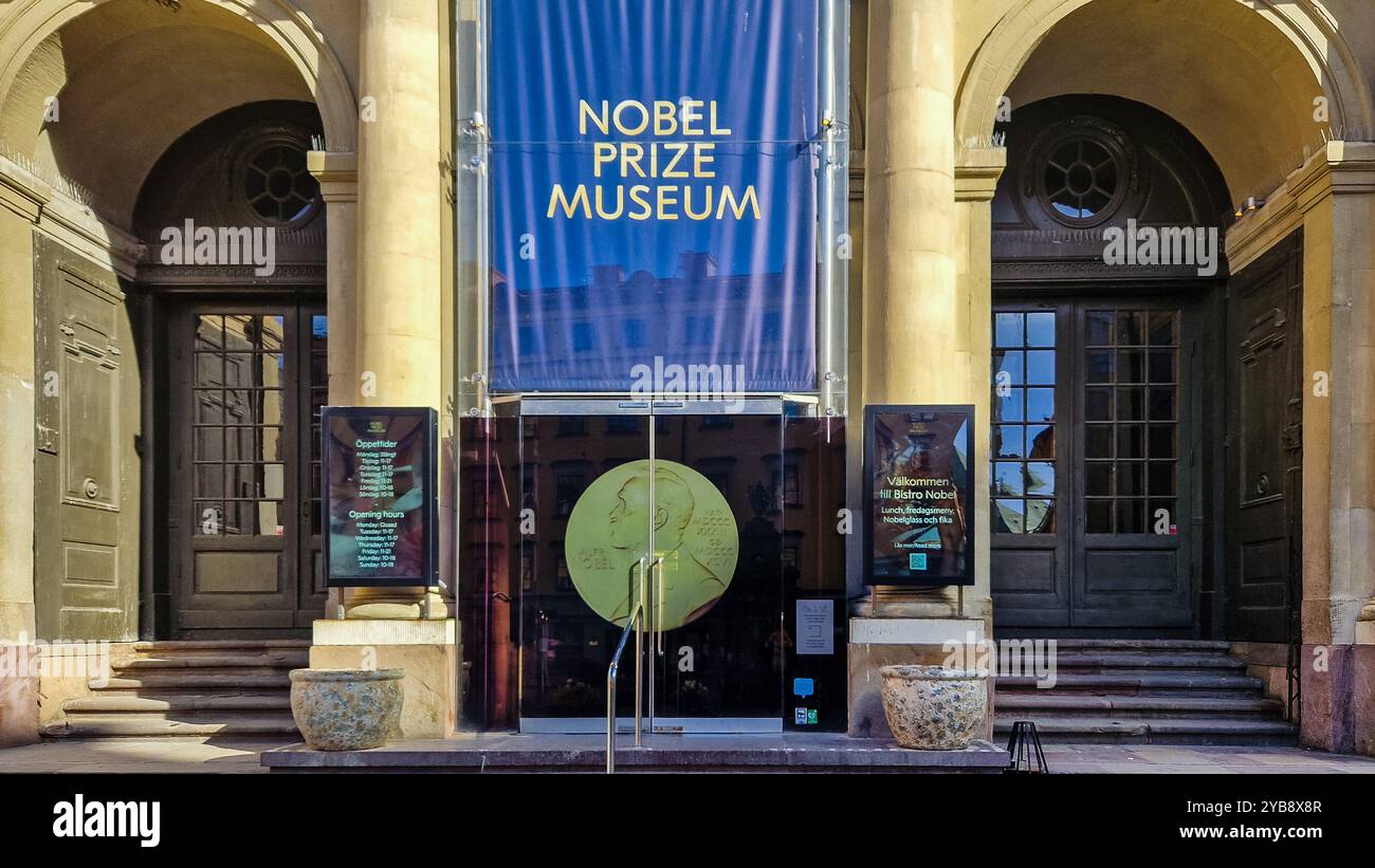 Stockholm, Schweden - 1. Mai 2024: Nobelpreismuseum. Nobelpreis. - Smartphone-aufgenommenes Stockfoto