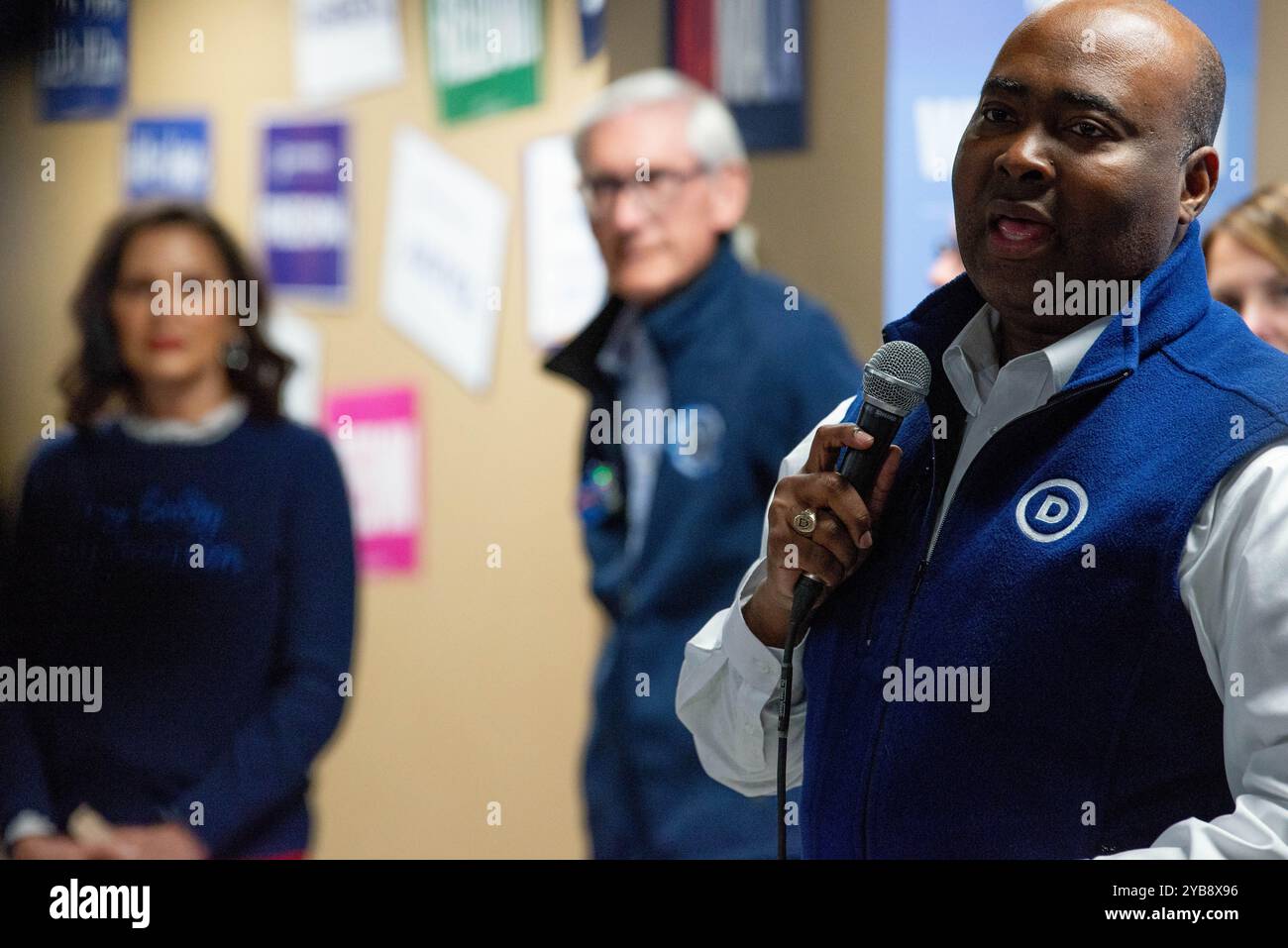 Madison, USA. Oktober 2024. DNC-Vorsitzender Jaime R. Harrison hält während der Blue Wall Bus Tour eine Rede zur Unterstützung von Kamala Harris' Wahlkampagne für den Präsidenten in Madison Wisconsin am 15. Oktober 2024. (Foto: Cullen Granzen/SIPA USA) Credit: SIPA USA/Alamy Live News Stockfoto