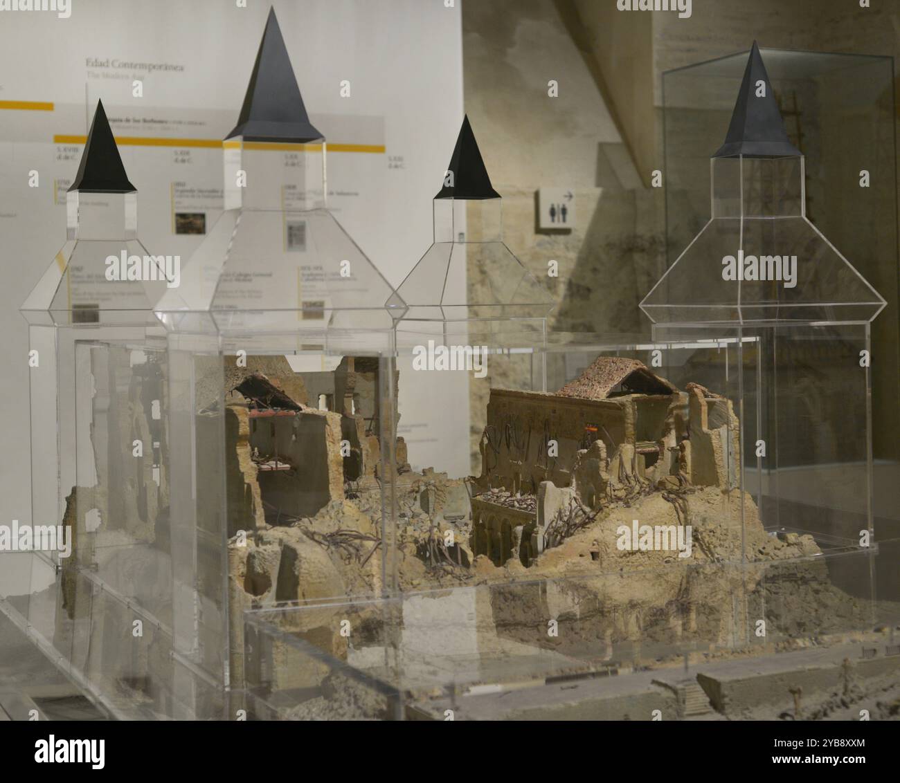 Spanischer Bürgerkrieg (1936-1939). Belagerung der Alcázar von Toledo (21. Juli bis 27. September 1936). Modell des zerstörten Alcazar, von Angel Pedraza, 1940. Gips, Metall und Pigmente. Es zeigt den Zustand, in dem das Gebäude nach der Explosion der Minen, Artillerieeinschläge und Luftangriffe während der Belagerung verlassen wurde. Es wurde nach Fotografien der Zeit und Dokumentation von Oberst Eduardo Lagarde Aramburu erstellt. Armeemuseum. Toledo, Spanien. Stockfoto