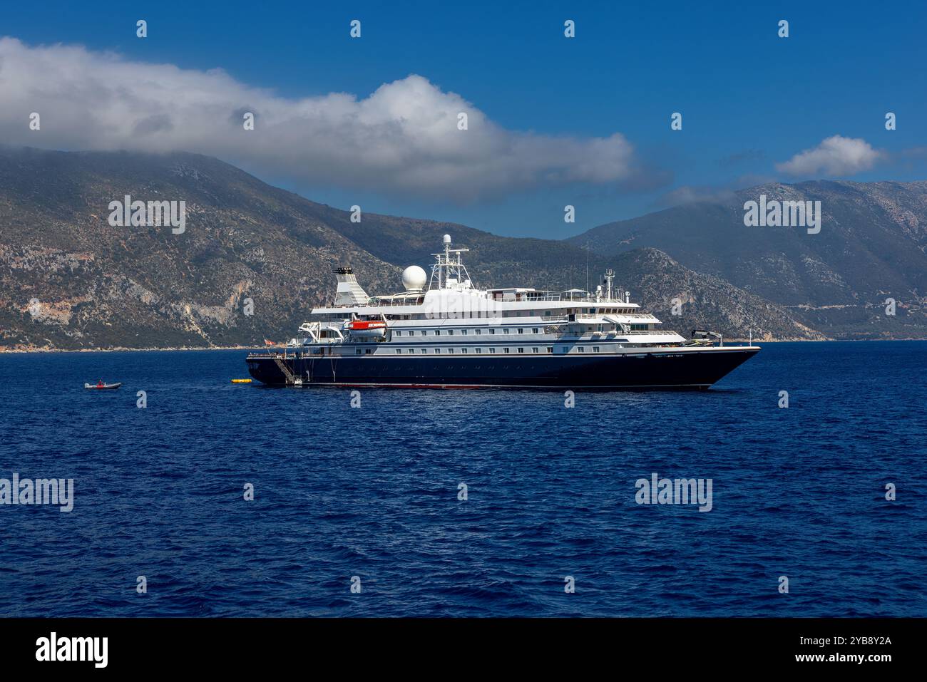 Eine Superyacht vor Anker auf der Insel Kefalonia, Griechenland Stockfoto