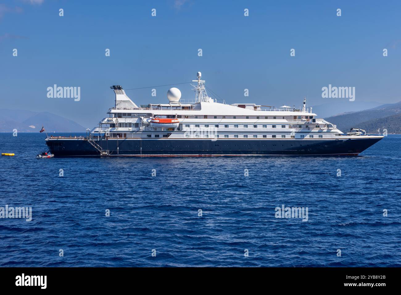 Eine Superyacht vor Anker auf der Insel Kefalonia, Griechenland Stockfoto