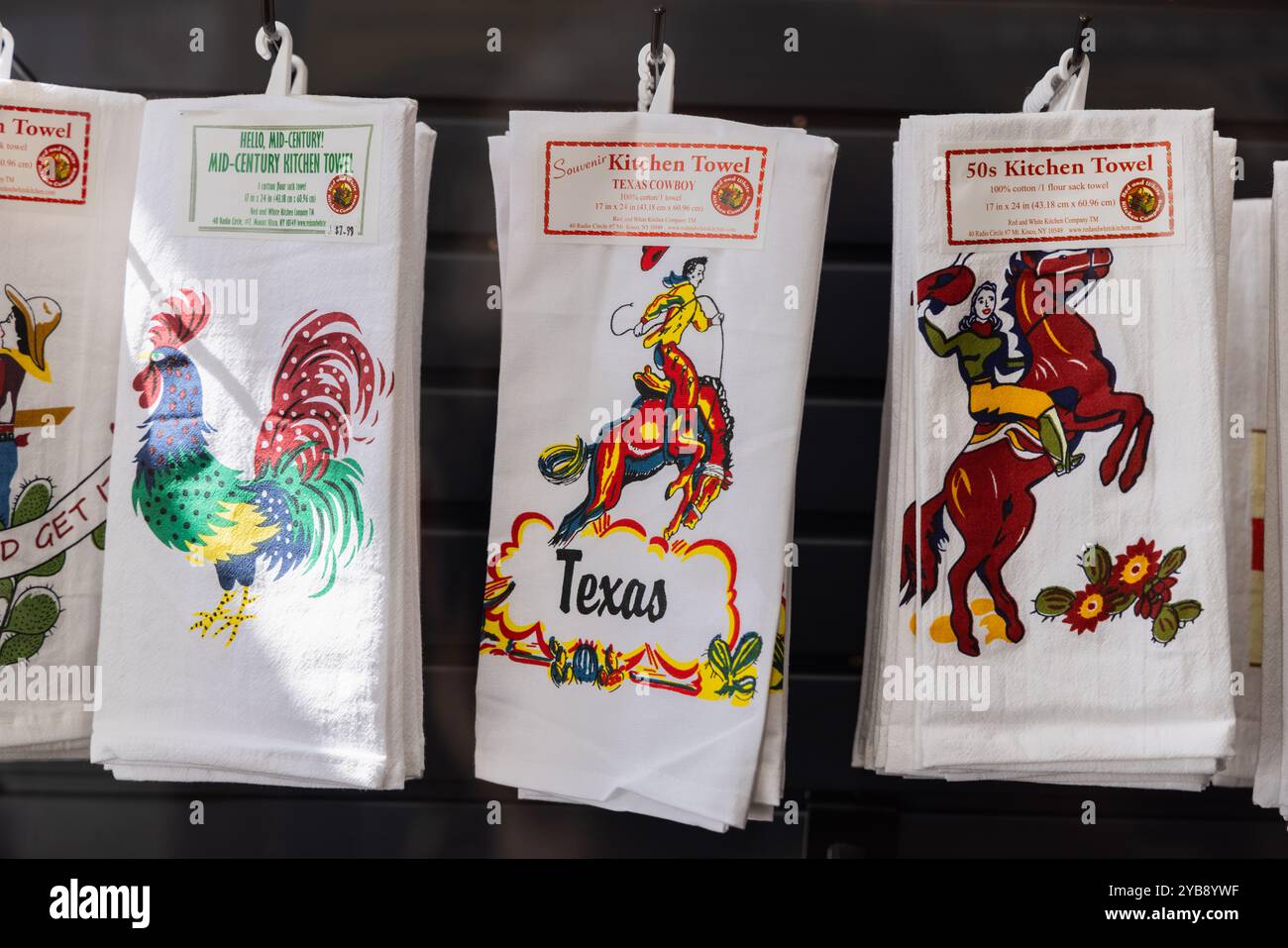Lockhart, Texas, Usa. März 2022. Dekorative Geschirrtücher im westlichen US-Stil. Stockfoto